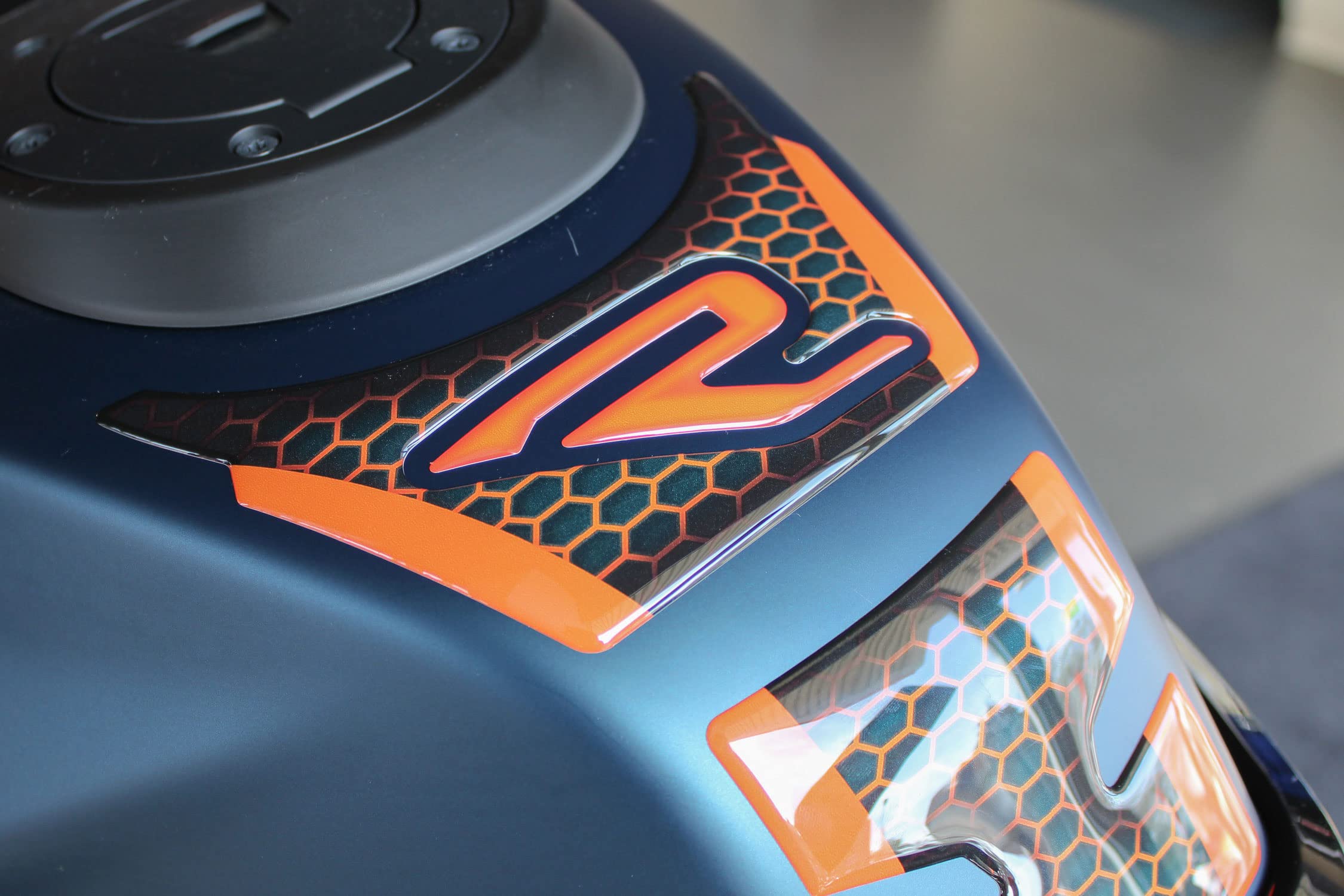 AZ Graphishop Tankpad Aus Harz Für KTM 1290 Super Adventure R 2021-2022 – Weiß, 3D-Effekt, Selbstklebend