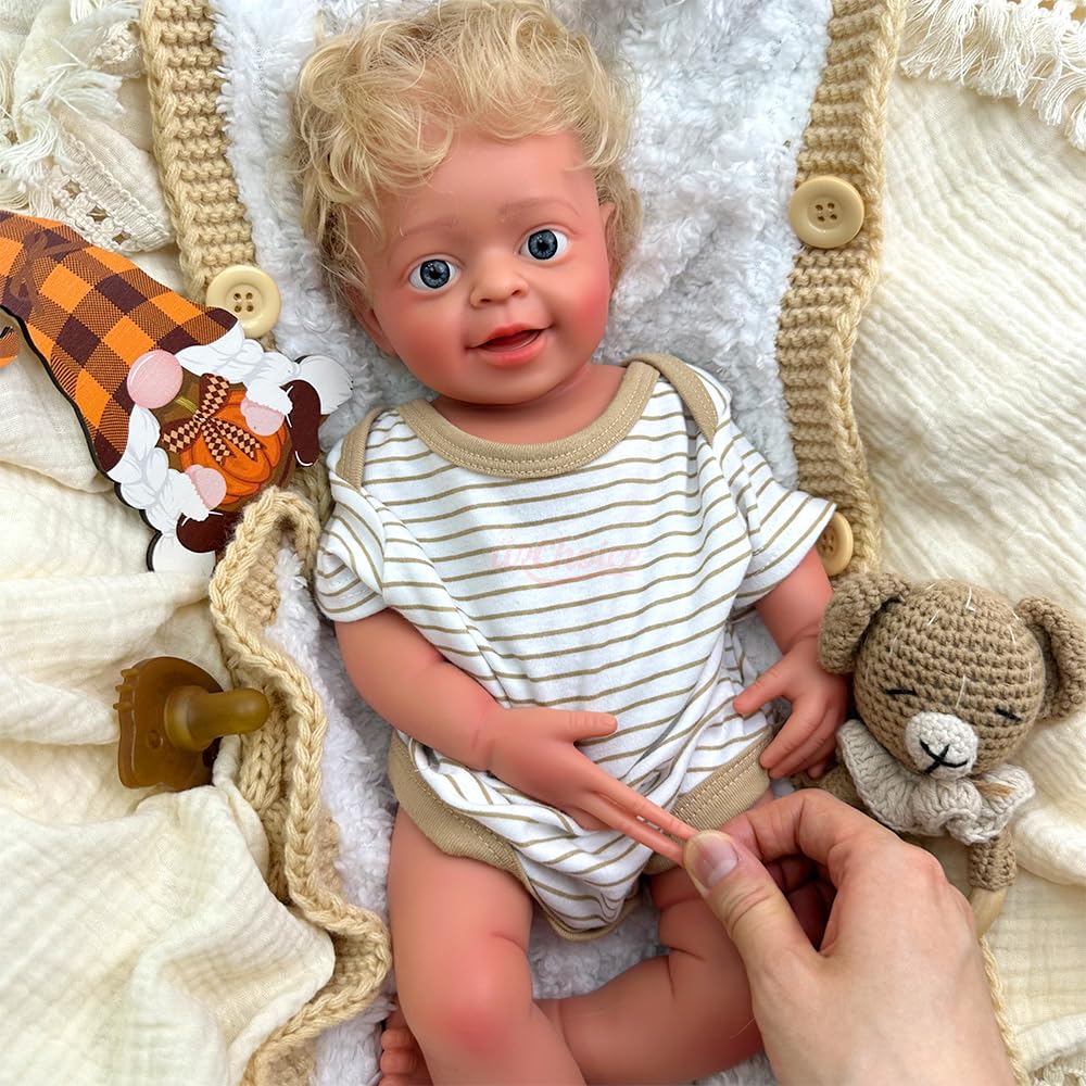 Reborn-Babypuppe (Junge) mit gebräunter Haut und geöffnetem Mund – Waschbarer Vollsilikonkörper mit gerootetem Haar und Leuchtend blauen Augen – In Geschenkbox für Kinder ab 3 Jahren