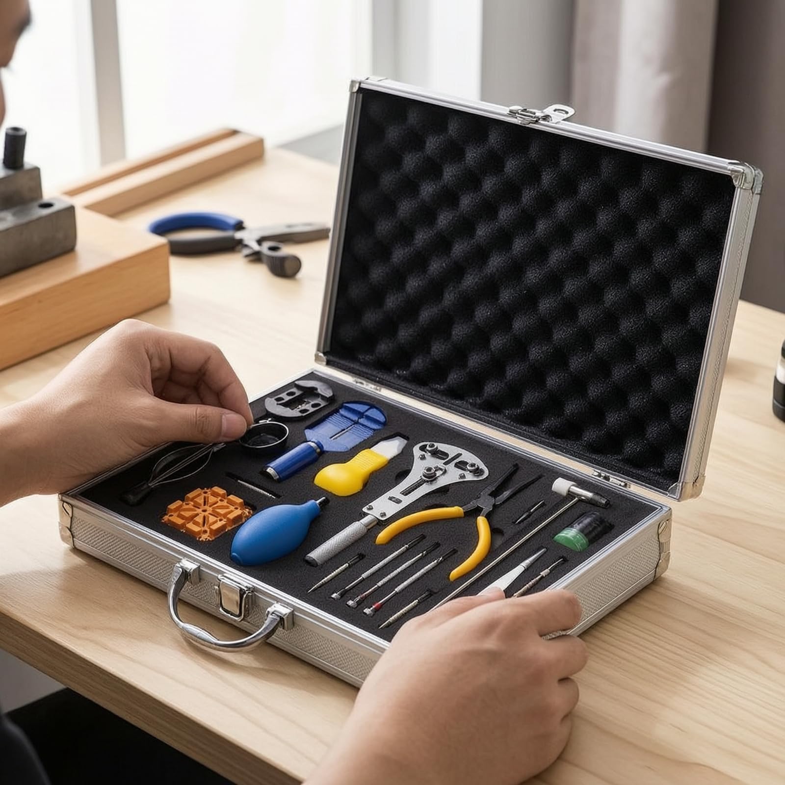 Uhr Reparaturset Uhrmacherwerkzeug Set Werkzeugkasten Präzisionswerkzeuge Tragbarer Aluminiumkoffer mit Scharnierdeckel Eckschutz Sicherer Riegel