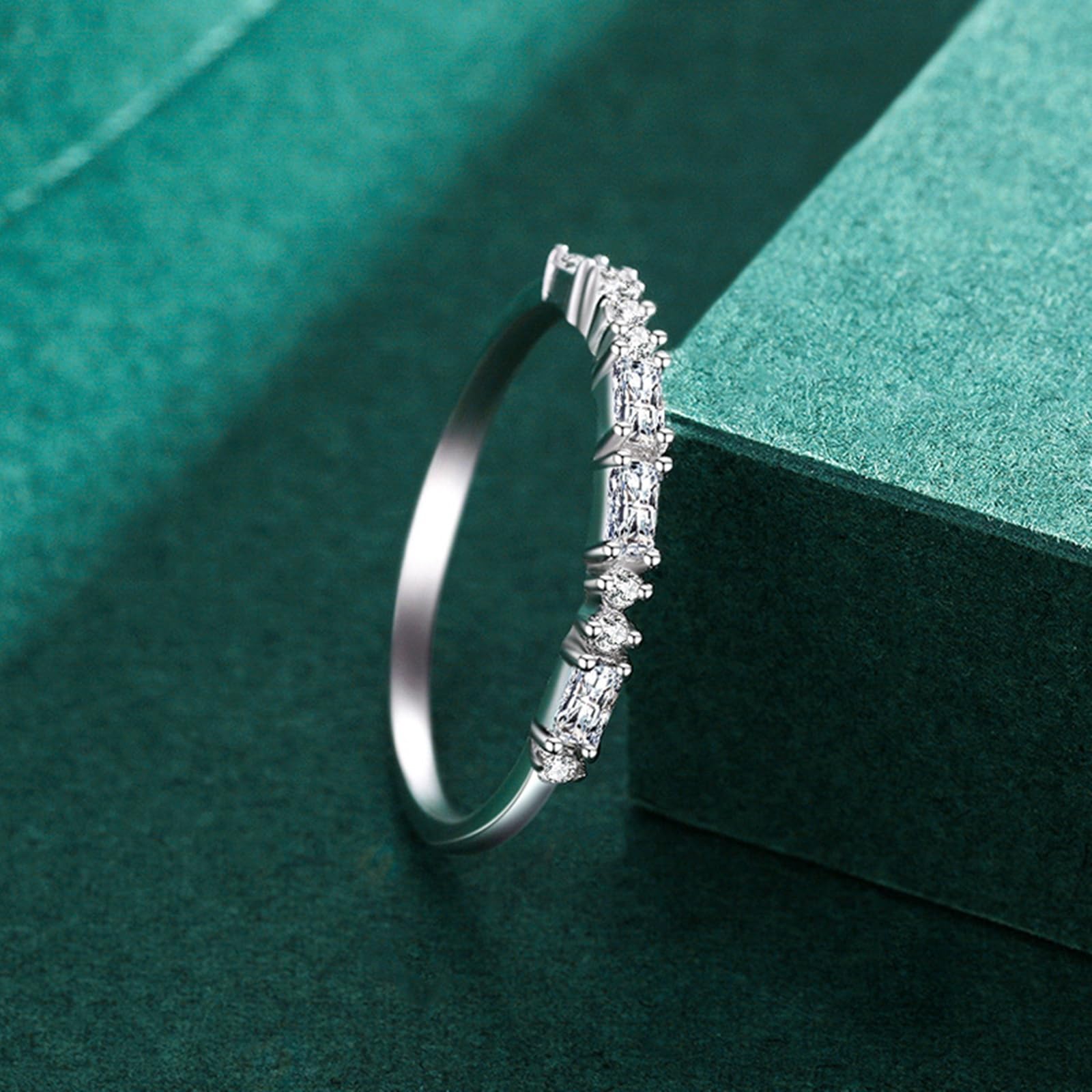 Bague Or 9K/14K/18K Femme, Anneau Empilable Demi-Éternité Incrusté de Lab Diamant Rectangulaire, Bague Fine en Or Blanc Personnalisée