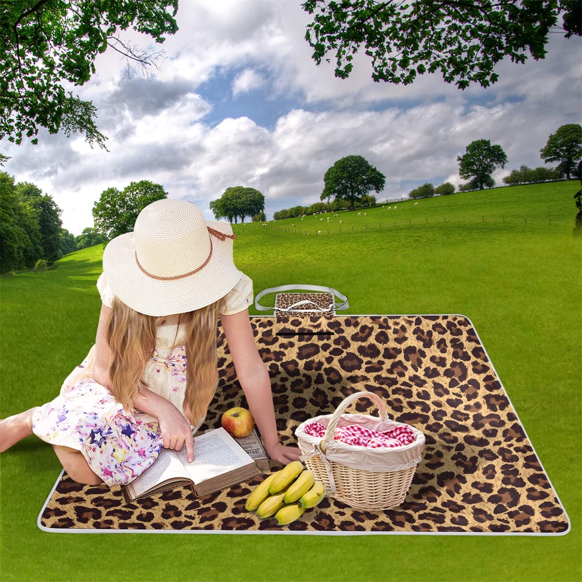 MNSRUU Picnic Blanket Waterproof Foldable, Leopard Pattern Large Outdoor Picnic Blanket Beach Blankets Camping Blanket Travel Mat, Shoulder Strap Tote, Rectangle 57x59in