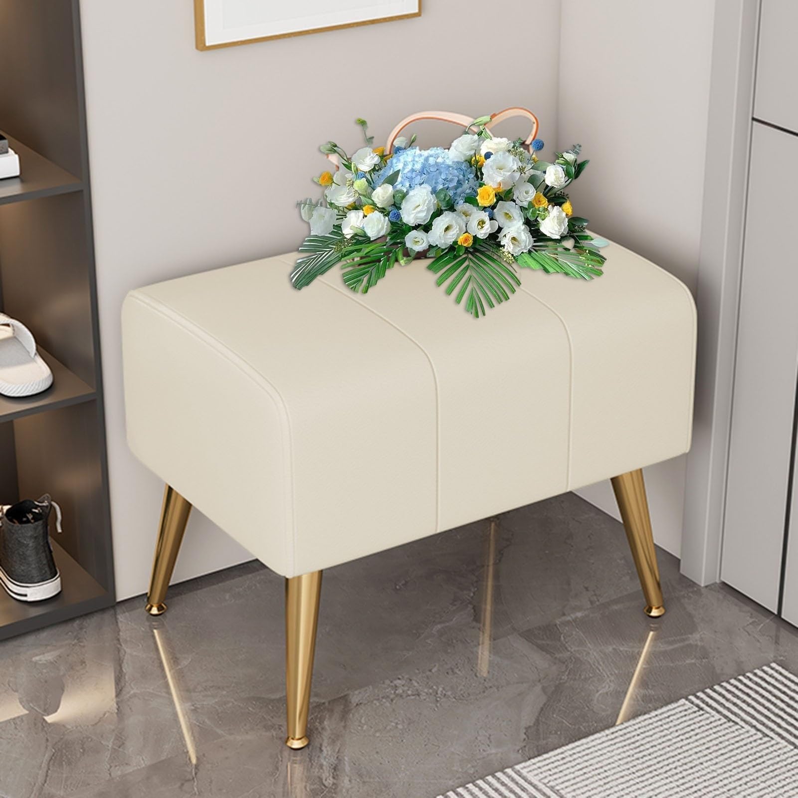 Banc ottoman moderne en similicuir beige et finitions dorées prestigieuses