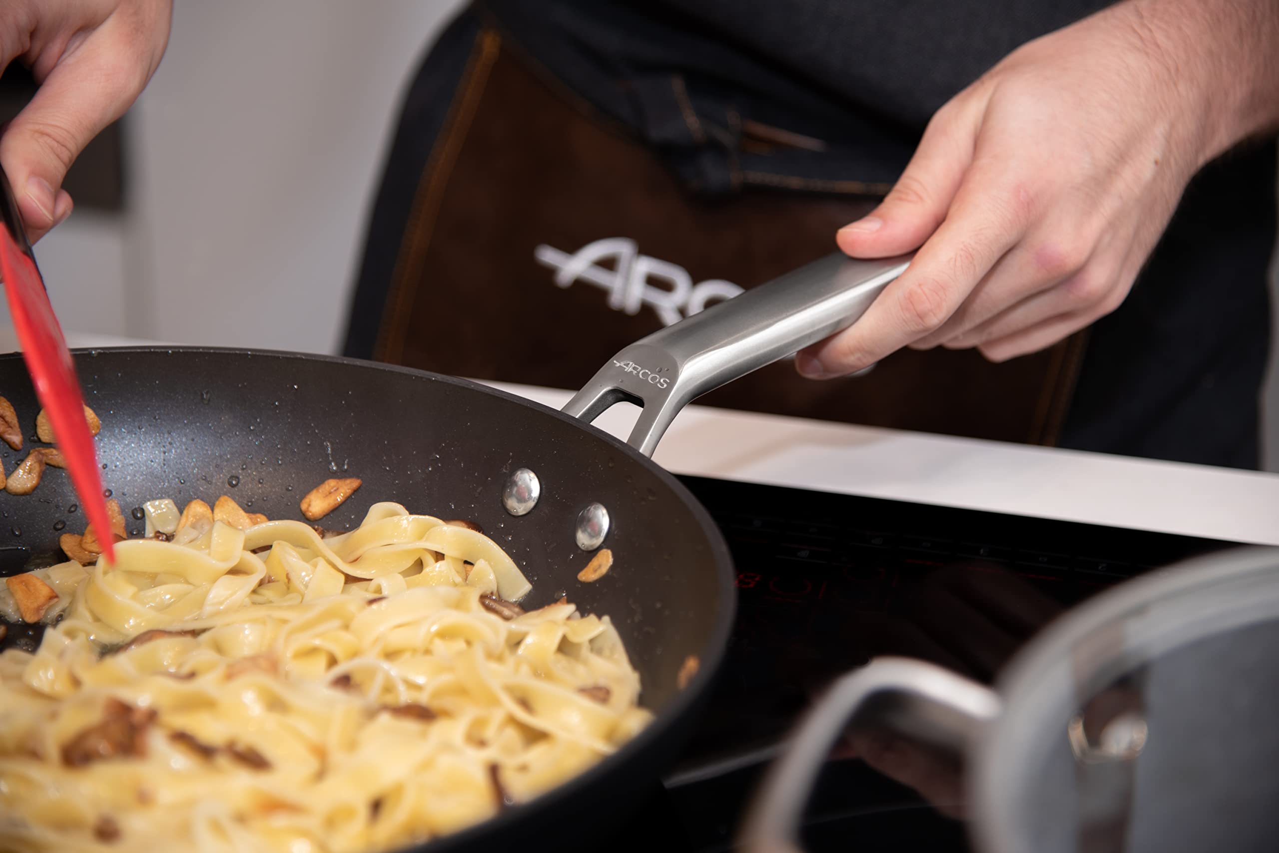 Arcos Serie Samoa | Set di padelle 20 e 24 cm | Alluminio Forgiato | FULL INDUCTION | Adatto qualsiasi cucina | Anse Acciaio inossidabile effetto freddo | Lavabile in lavastoviglie | Colore Nero