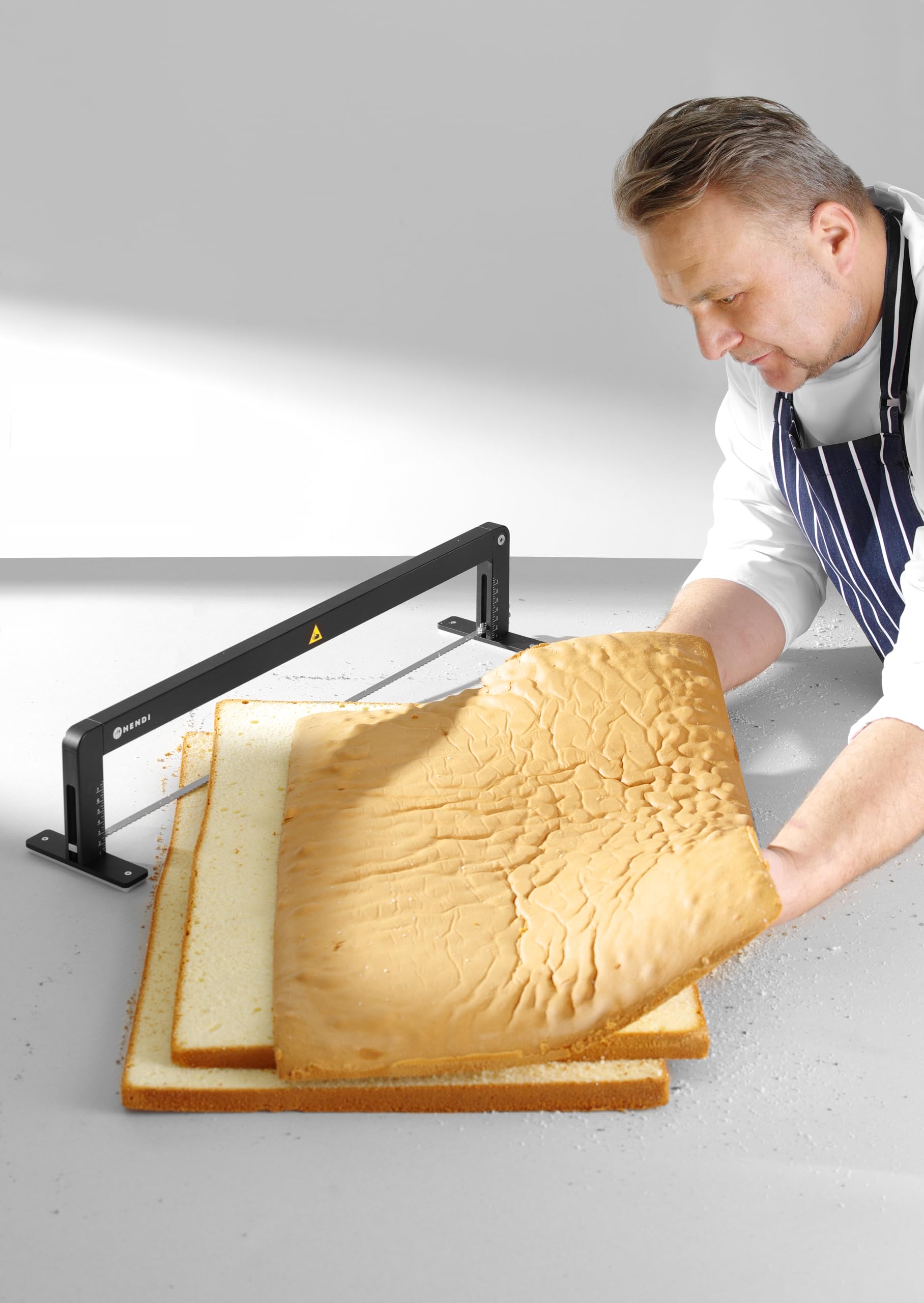 HENDI Sierra manual profesional de repostería, hoja ajustable, para cortar masa de tartas en capas, cortador, rebanadora, niveladora de biscocho, 620x120x(H)130mm, acero inoxidable, aluminio, negro