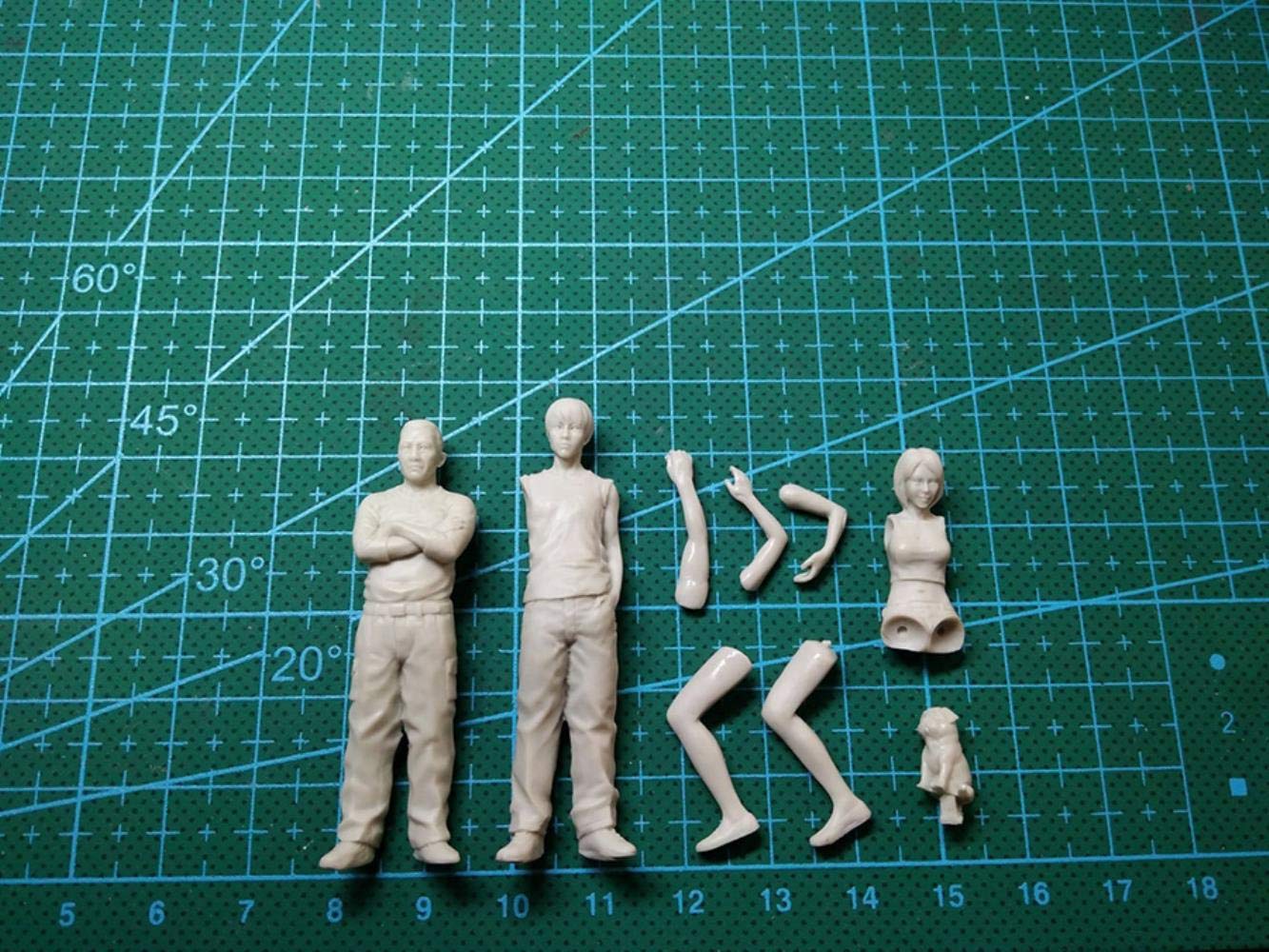 Amazon | 1/32トラックドライバーセット（オス2匹+1メス+1犬）54mm
