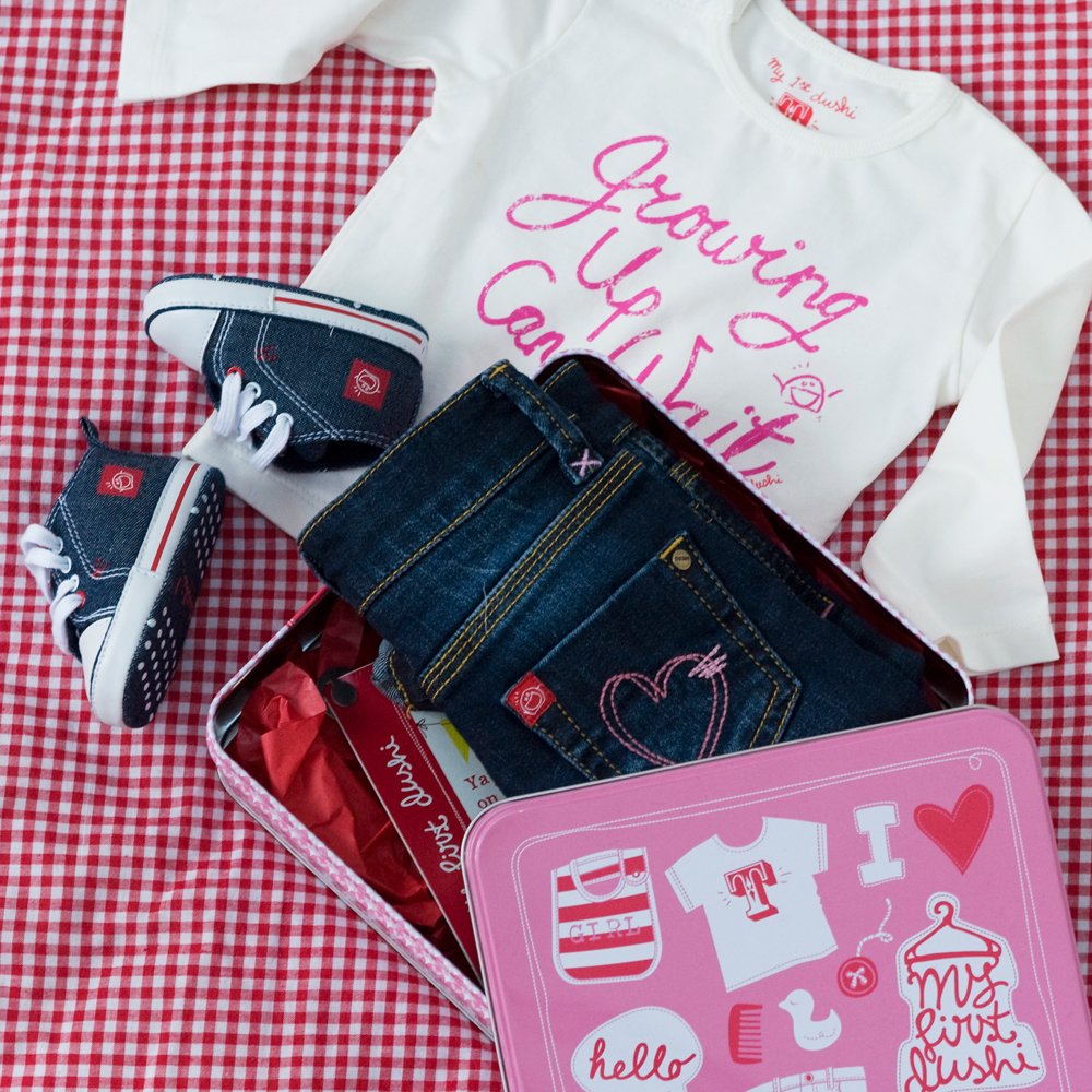 Geschenkset Baby Mädchen "outfit" mit Babyshirt, Jeans und Babyschuhen von Dushi
