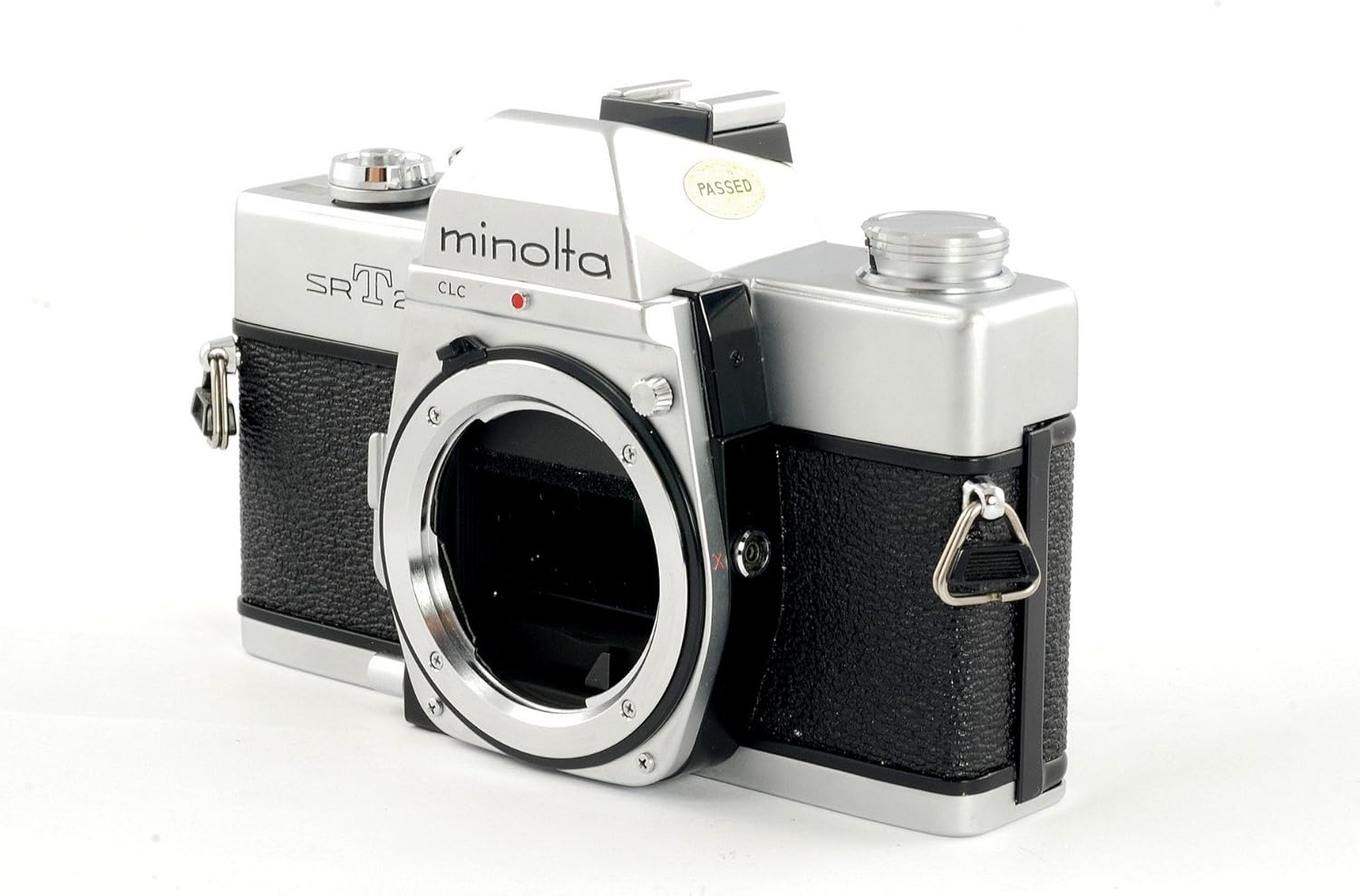 Przód view of Minolta SRT-201 35mm Film Camera with lens attached.