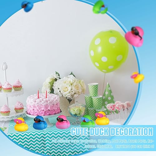 Miniatura 6 de 12 patos de goma con 12 lentes de sol, sombreros, gorros, bufanda, mini patos de goma para el día de San Valentín, juguetes de bañera a granel,