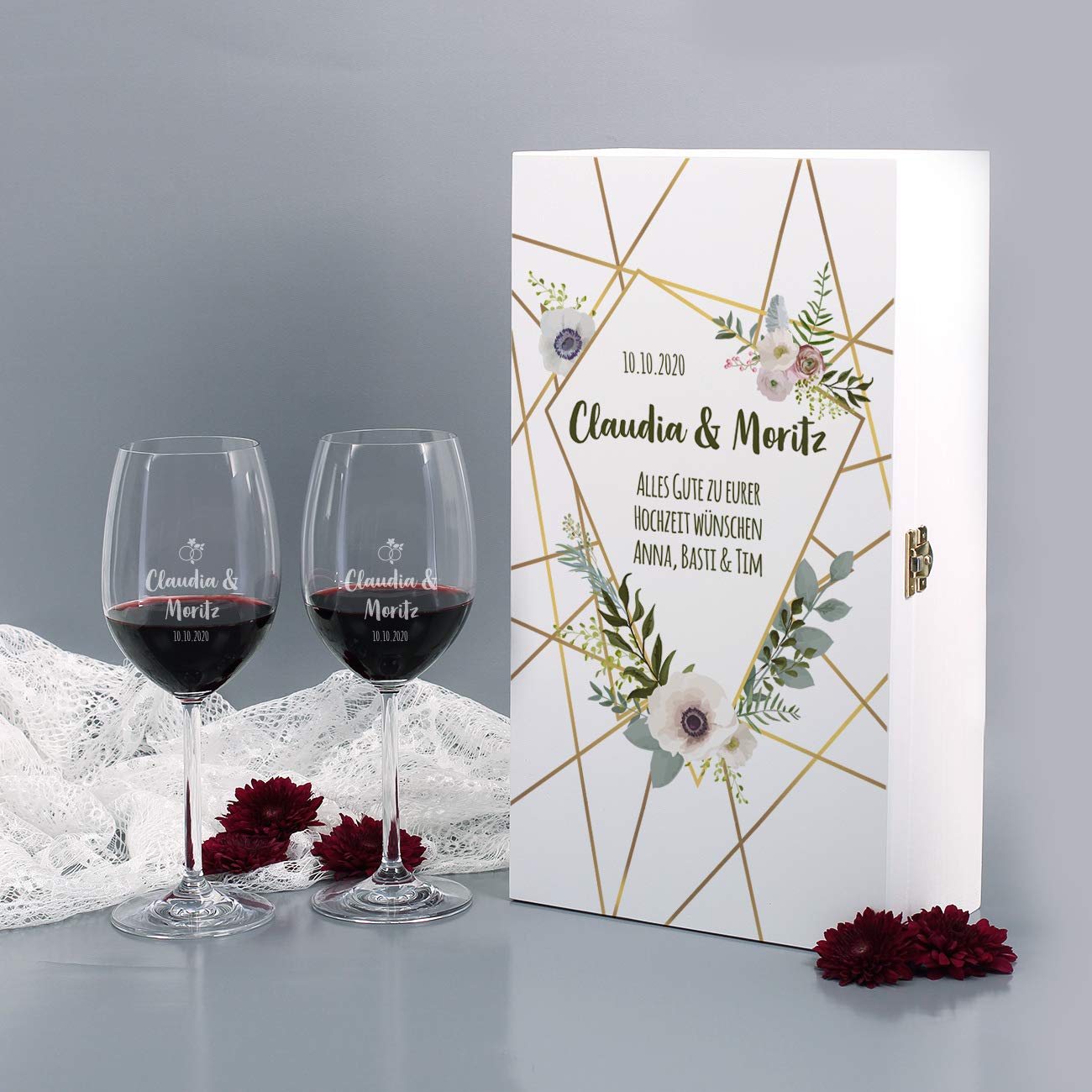 Herz & Heim® 2 Leonardo Weingläser mit Gravur wunderschönes Geschenk zur Hochzeit mit weißer Premium Verpackung Blumen