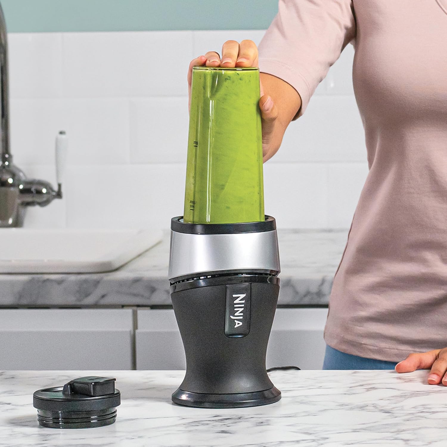 Ninja Batidora delgada de 700 W y batidora, 2 vasos de 470 ml con tapas de boquilla, licuadora personal, hielo triturado y fruta congelada, plata/negro QB3001UKS