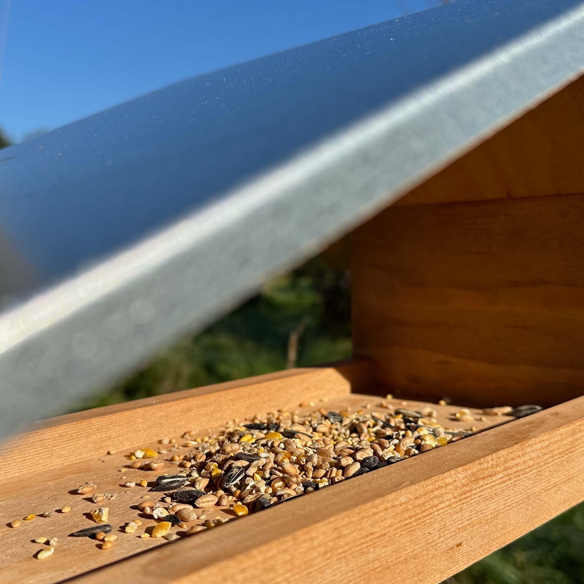 GARTENETAGE Design-Vogelfutterhaus mit wetterfestem Metalldach/massives Vogelhaus Holz mit Erdspieß/Vogelfutterhaus mit Ständer/Robustes Vogelhäuschen für Ihren Garten