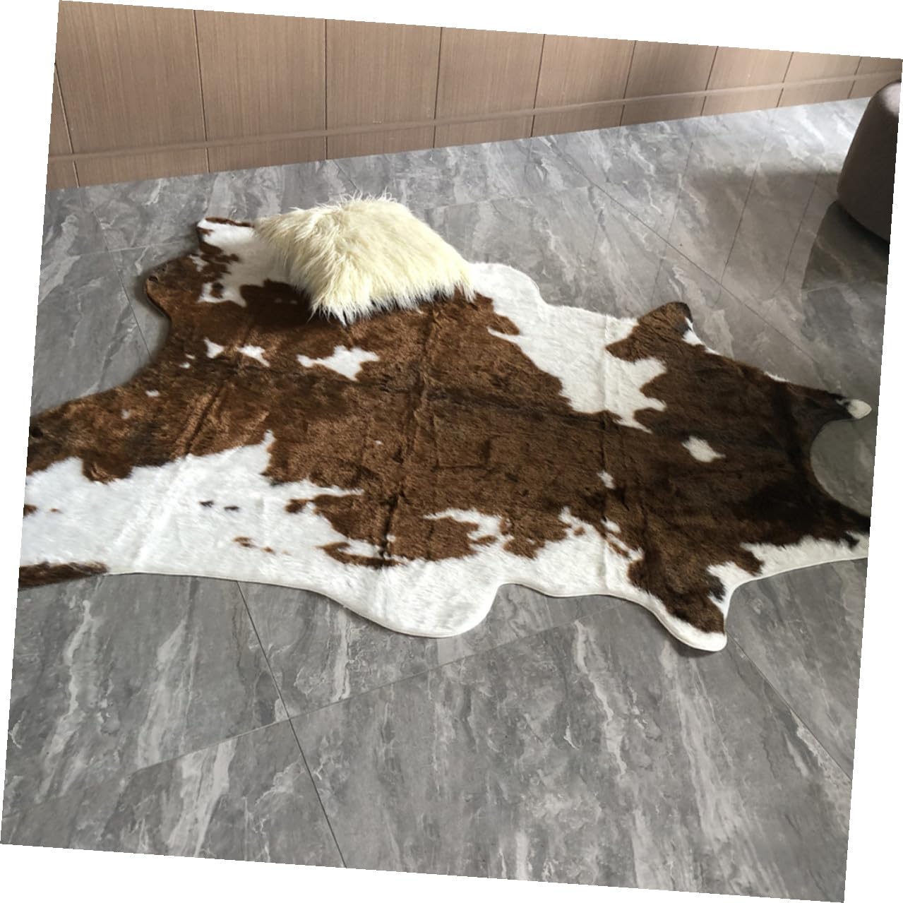 Tapis Doux Confortable et Chaleureux Motif Peau de Vache Marron Imitation Cuir Léger et Décoratif Tapis de Sol Touffeté pour Salon ou Chambre