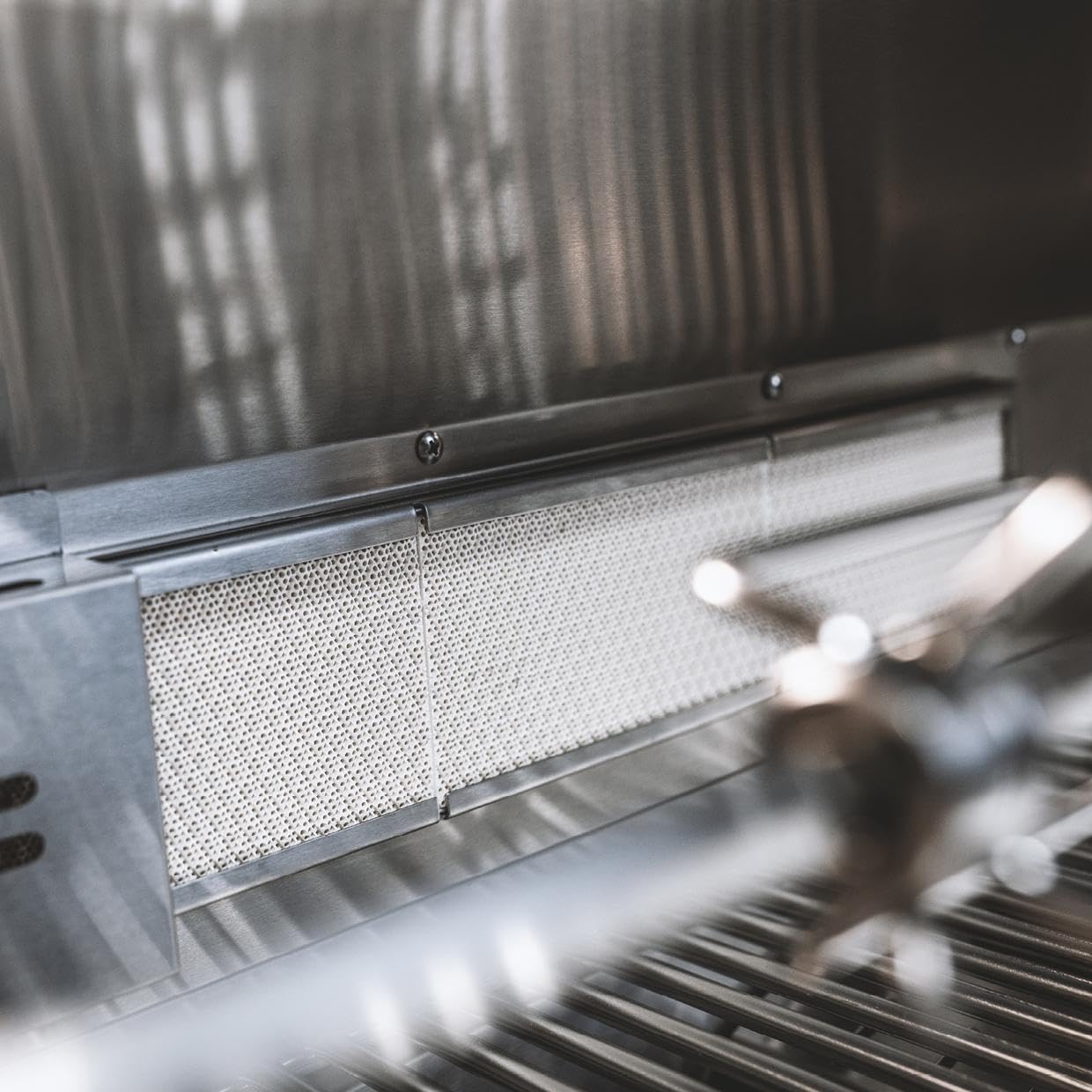 GORILLER® Blackback S10 grill gazowy z dodatkową powierzchnią roboczą i miejscem do przechowywania, stal nierdzewna, czarny