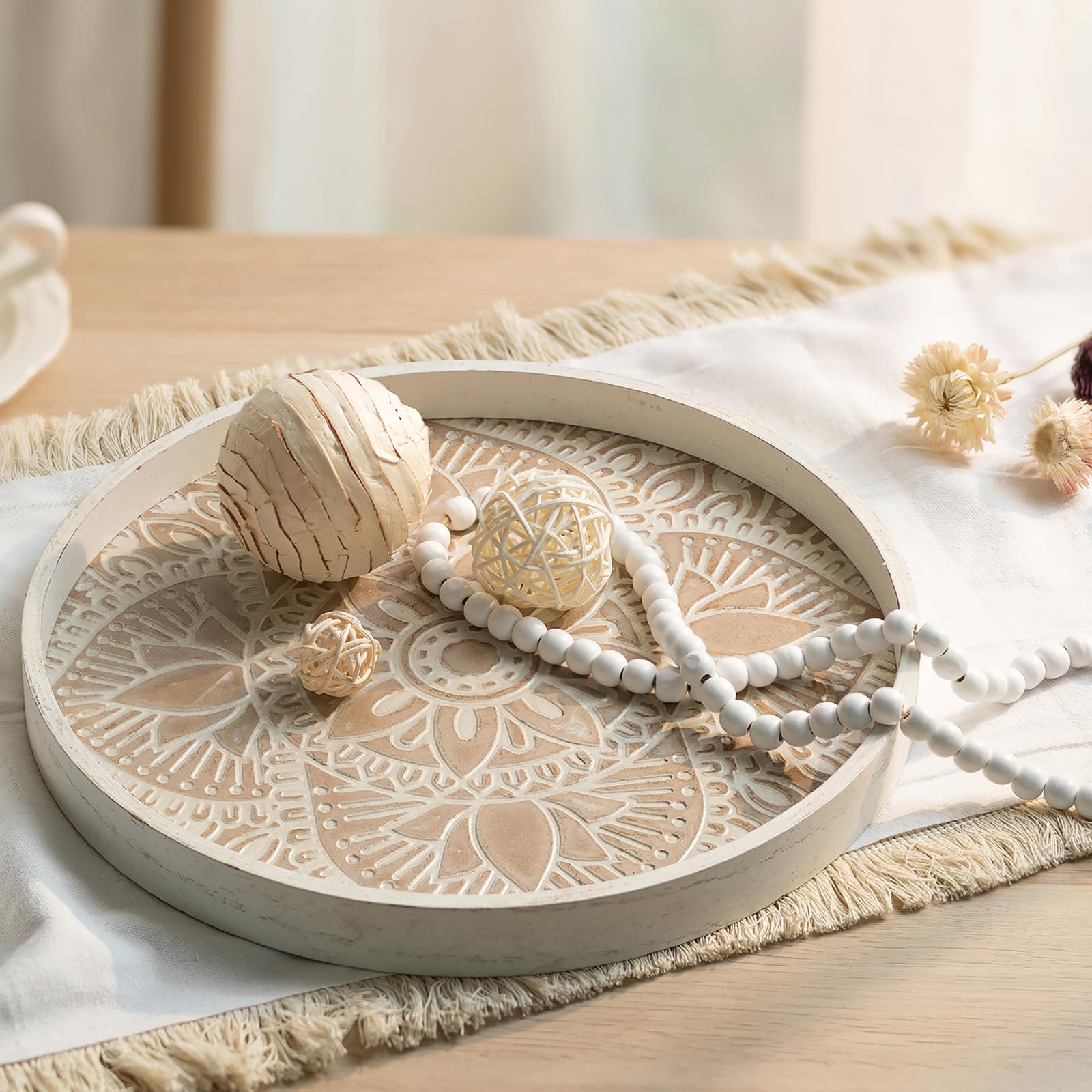 Hanobe Bandeja decorativa redonda de madera: bandeja de mesa de café rústica con guirnalda de cuentas de madera, bandeja de granja, decoración de centro de mesa de madera bohemia lavada blanca para