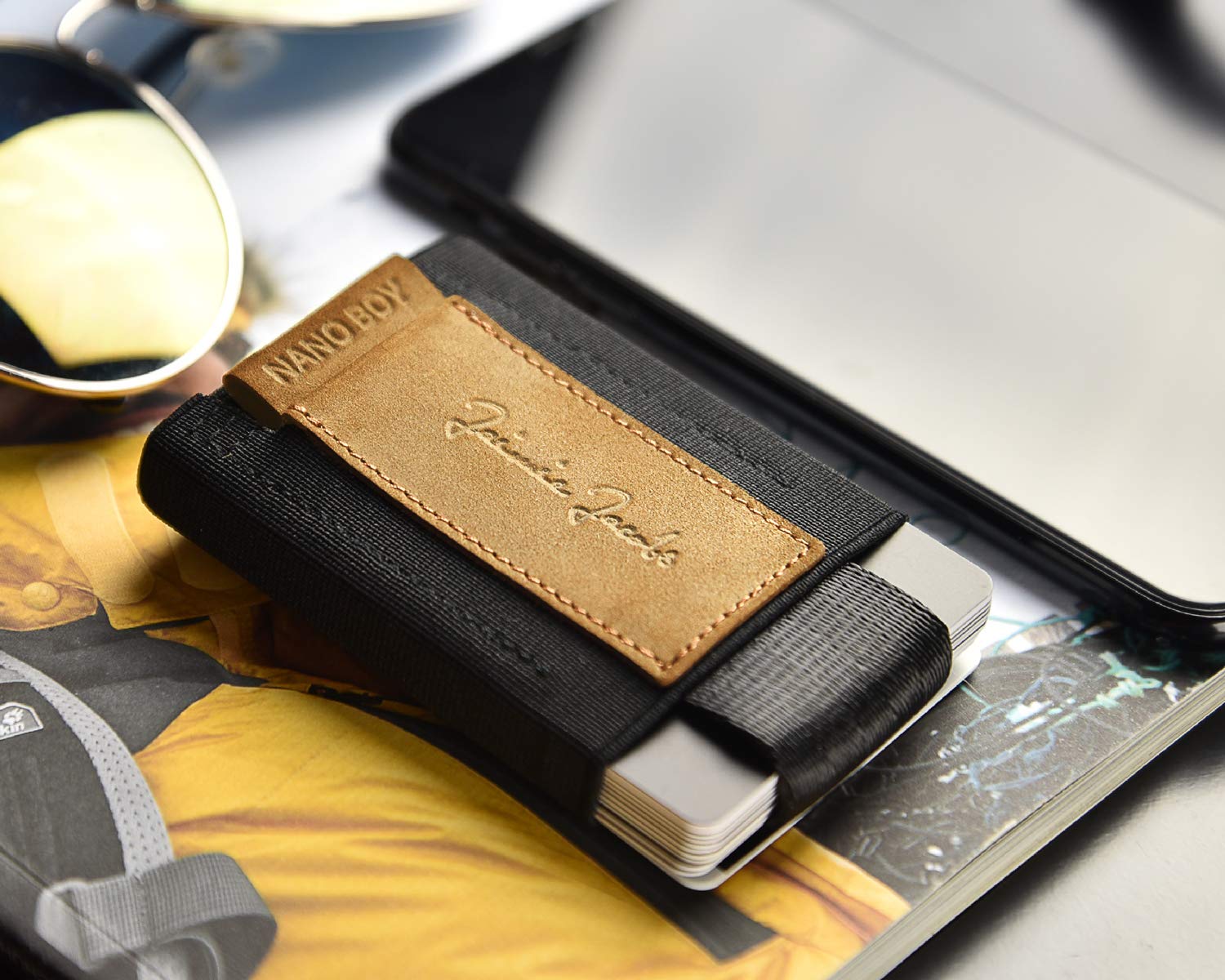 Jaimie Jacobs Nano Boy Mini Wallet – mały portfel z tkaniny, cienki portfel, portfel typu slim z sznurkiem, etui na karty, portfel na karty dla mężczyzn i kobiet (Skóra bawoła jasnobrązowa)