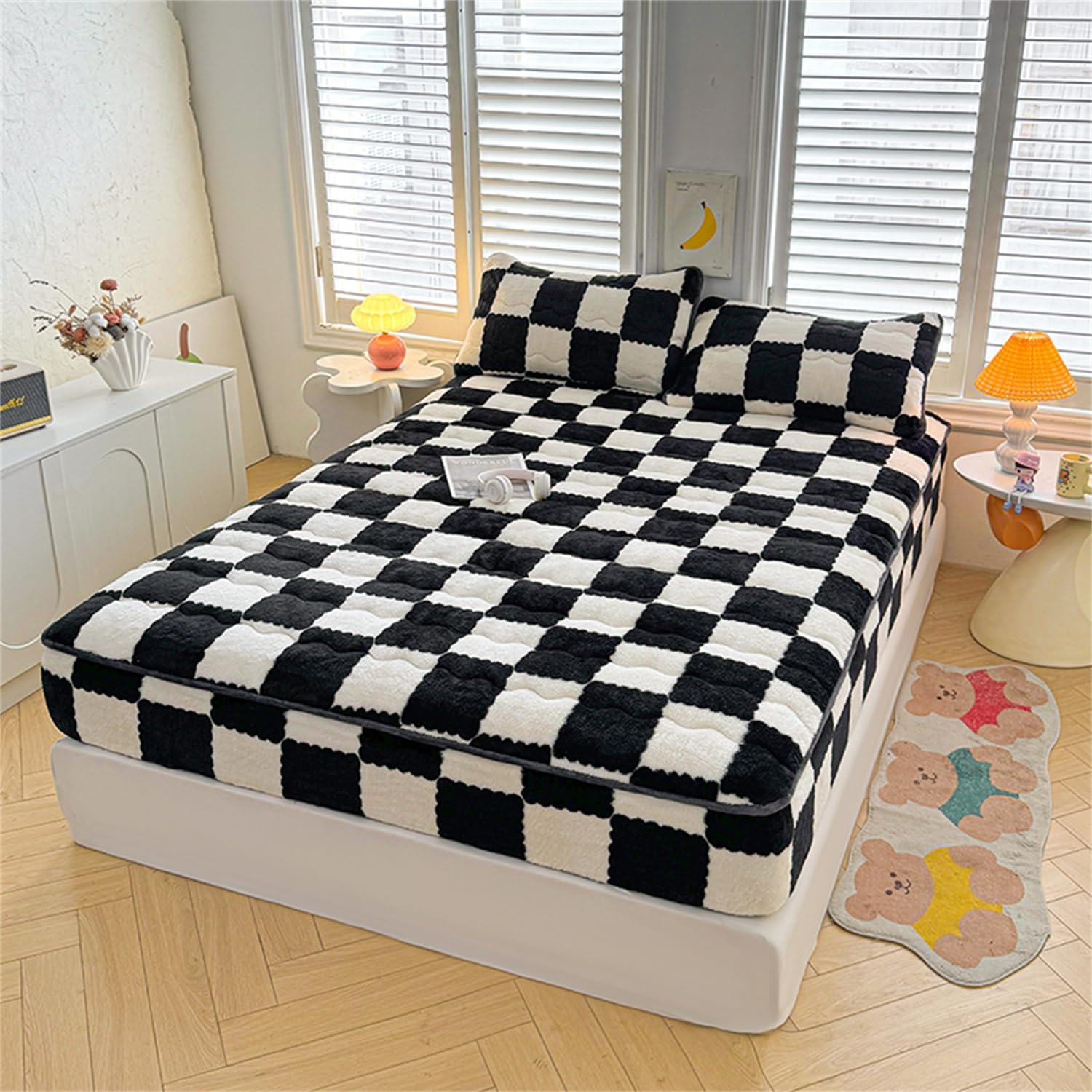 Flannel Velvet Bed Sheet, Checkerboard Mattress Protector, Breathable Soft Mattress Pad Cover with Deep Pocket for 6-18 inches Mattress, Suitable for Season (Black,Full)