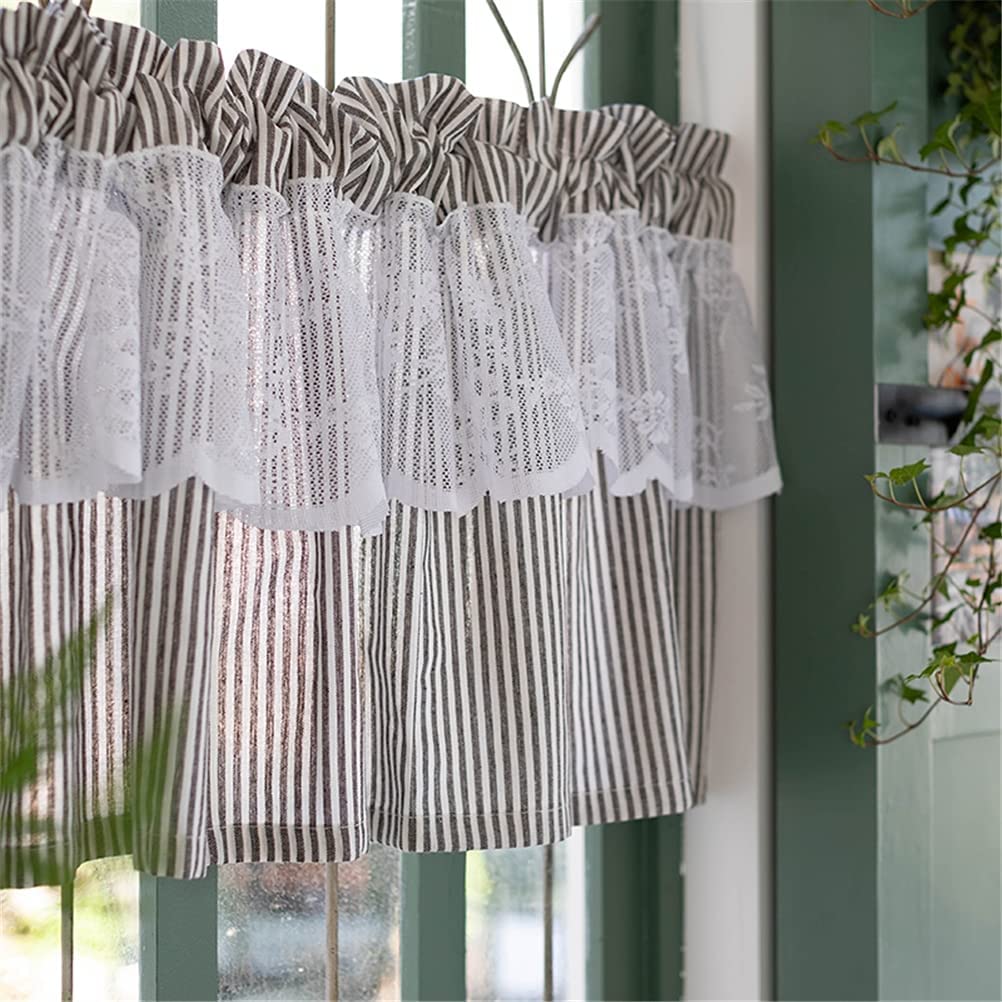 Rideau brise-bise en voile léger pour illuminer un petit bistrot chaleureux