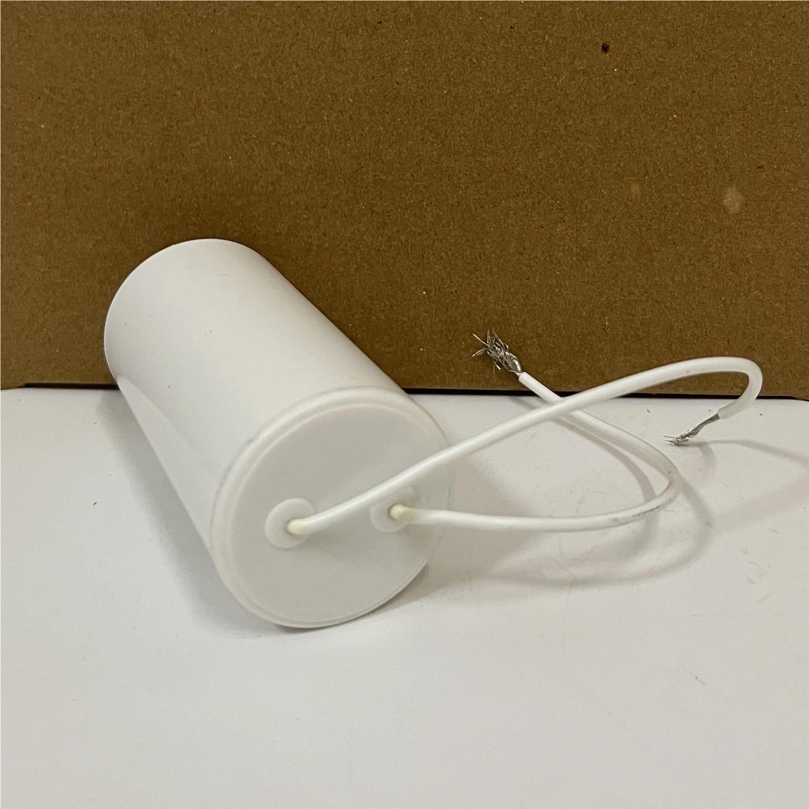 Condensatore cilindrico da 18uf,450V,AC50/60Hz,10/70/21,Due Fili.
