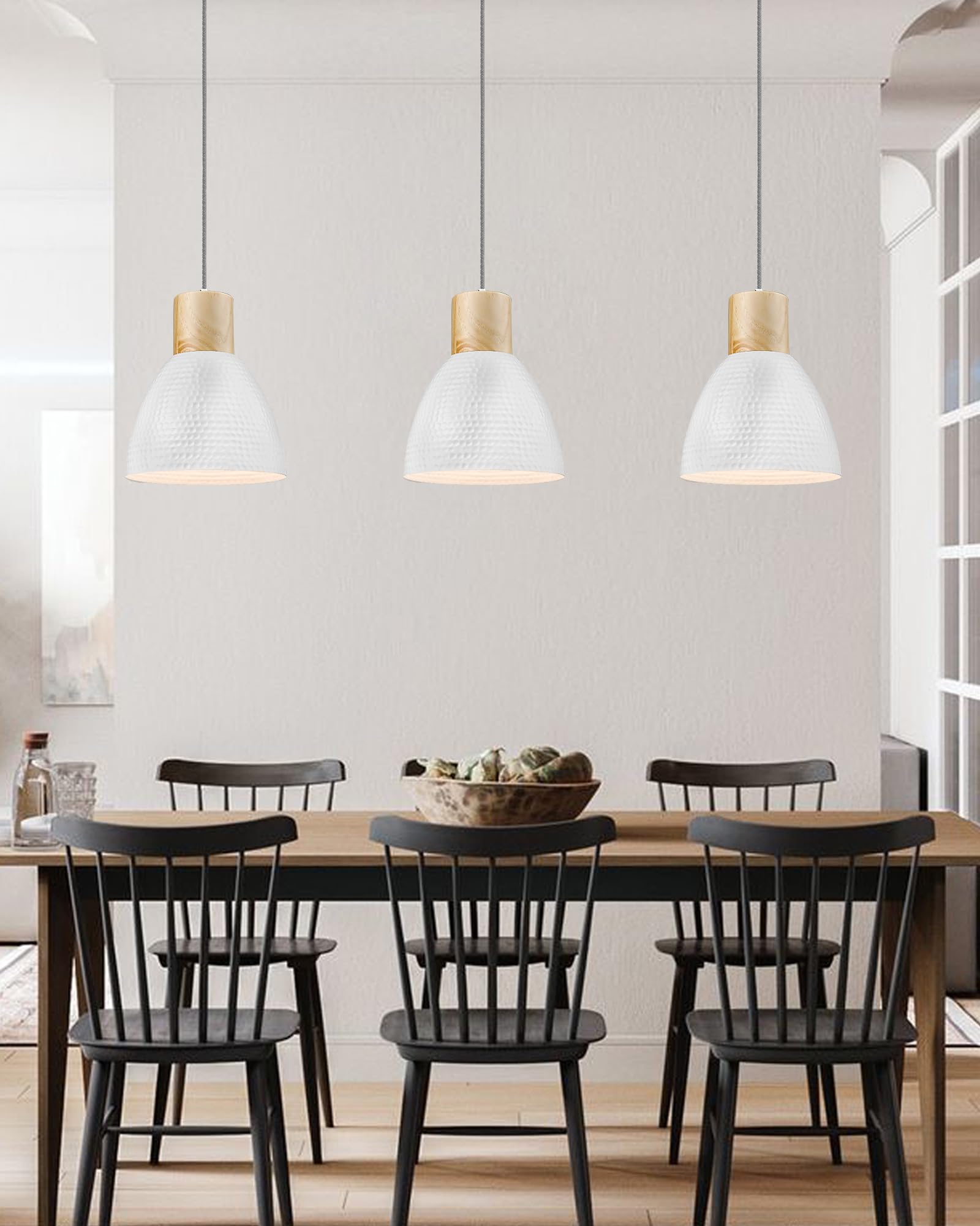 ELYONA Pendelleuchte Weiß Gehämmert, Ø 26 cm Skandinavische Hängelampe aus Massivholz & Metall, Modern Hängeleuchte für Esstisch, Küche, Esszimmer, Schlafzimmer & Bar, Nordisch Landhausstil