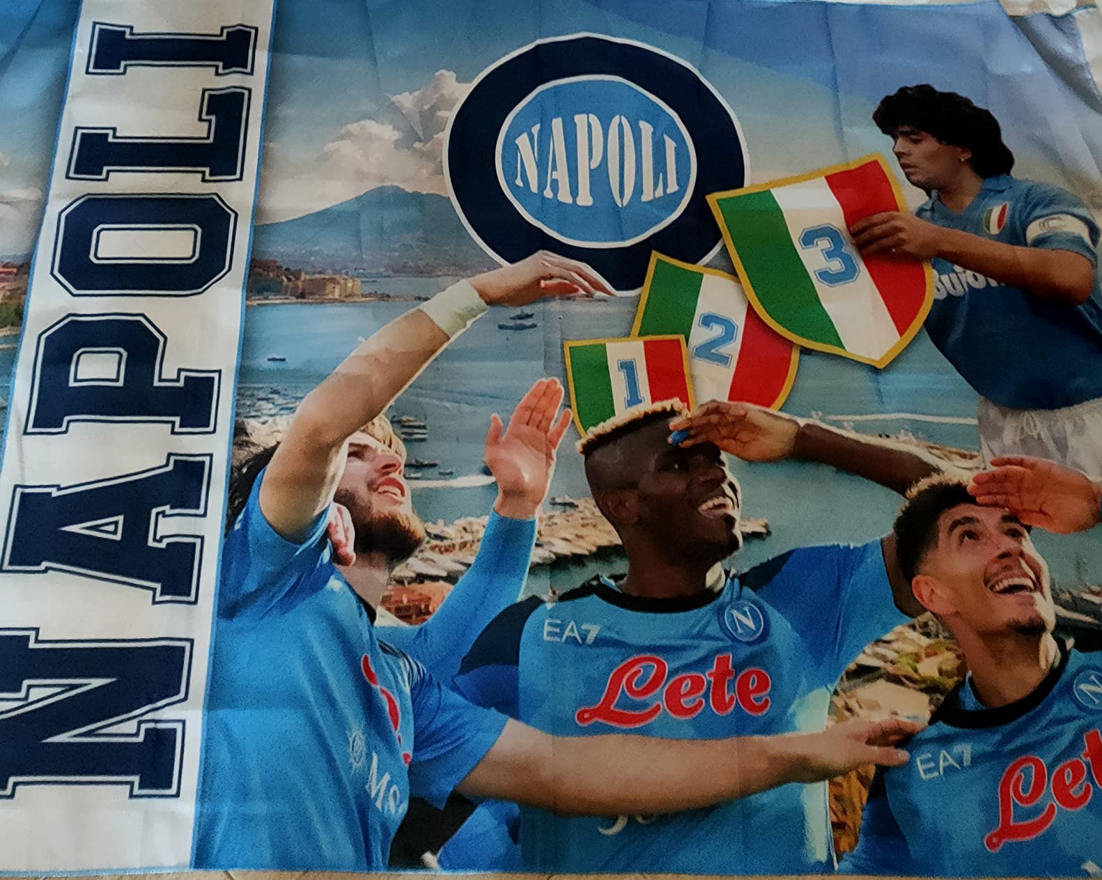 Drapeau Naples 3ème Scudetto Maradona – Hommage à Kvara Et Osimhen, Format 94x140 Cm