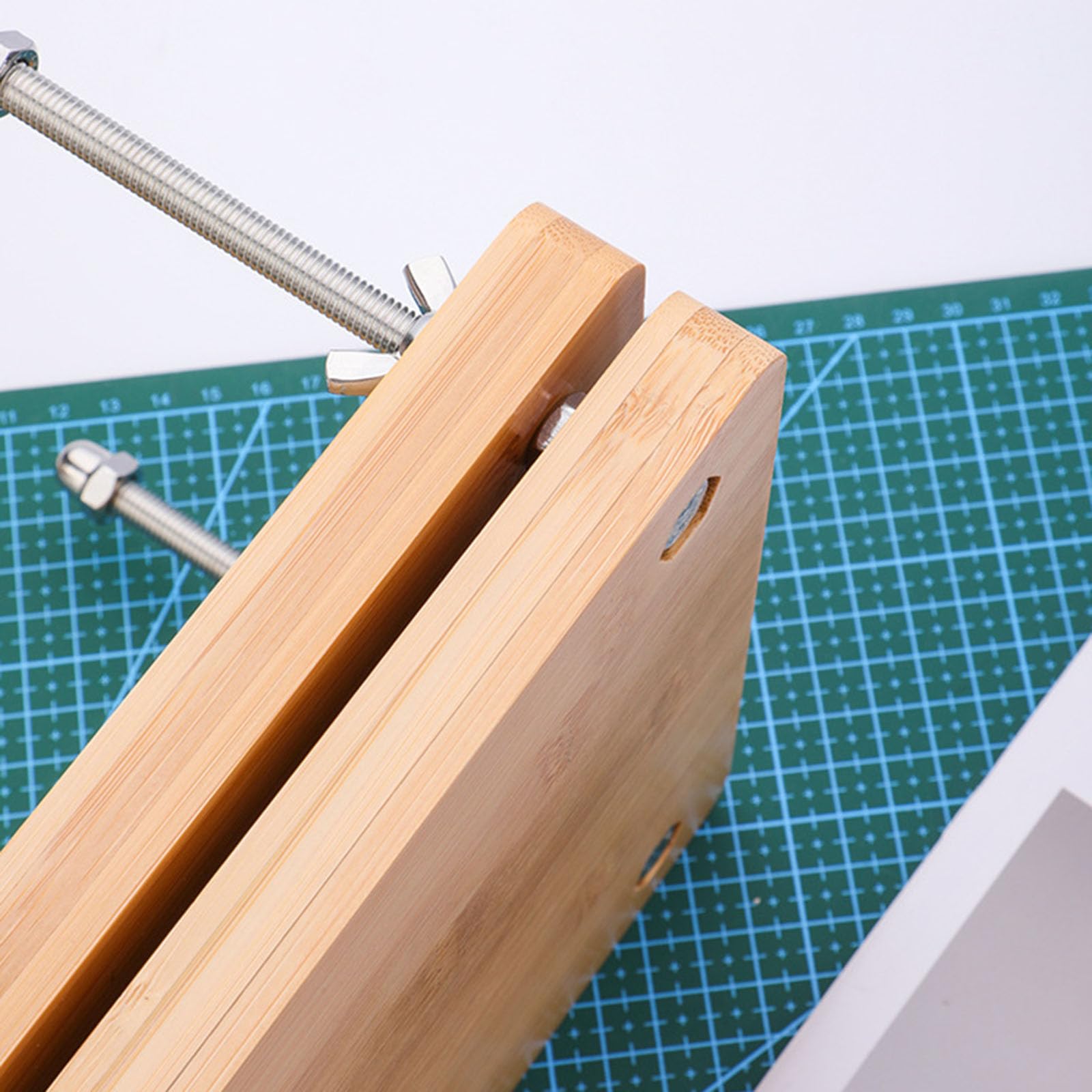 Presse à livre polyvalente en bois stable pour un arrangement soigné du papier dans les maisons, le bureau ou la salle de classe