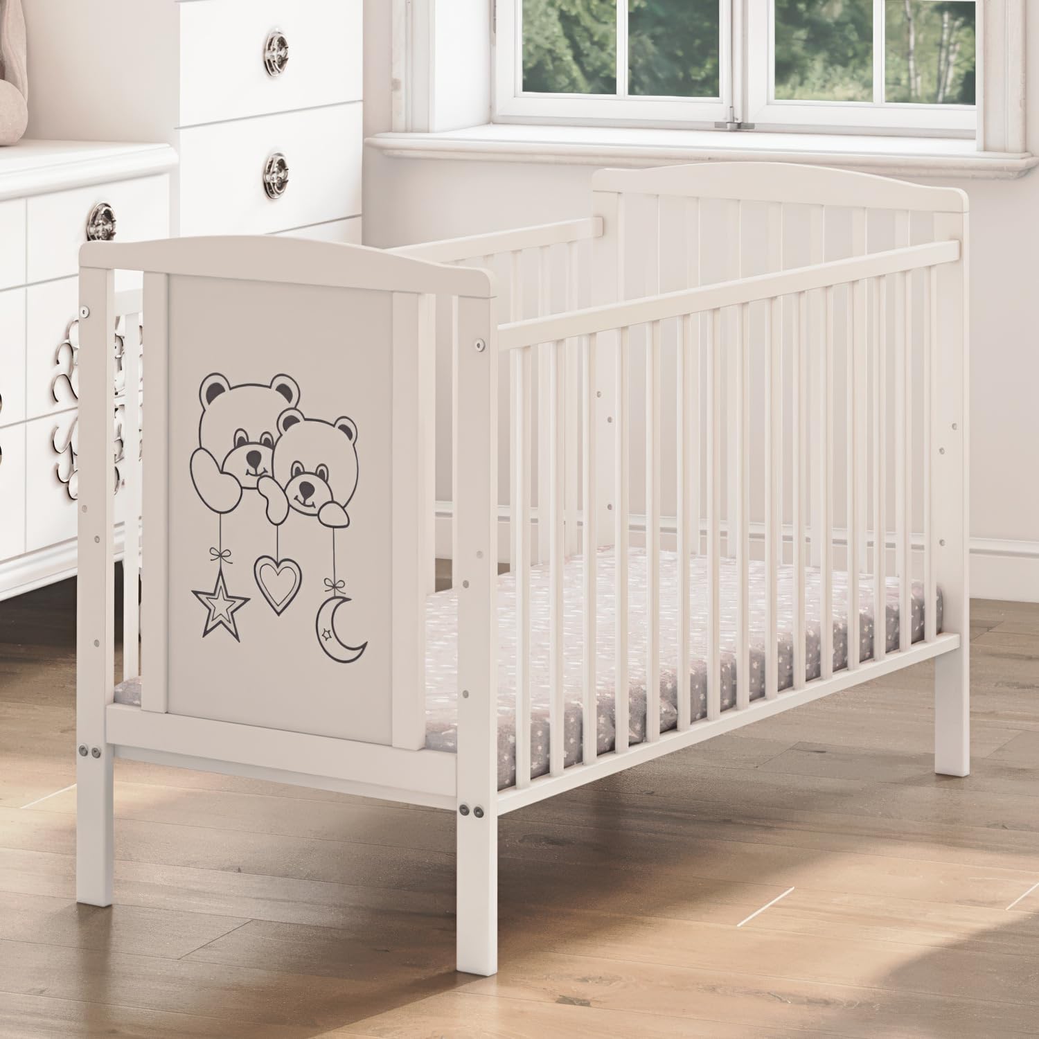 Generisch Babybett mit Matratze 60x120 cm – Gitterbett – Modell Zwei Bären – Weiß – Umbaubar zum Kinderbett – 3-Fach höhenverstellbar – herausnehmbare Sprossen
