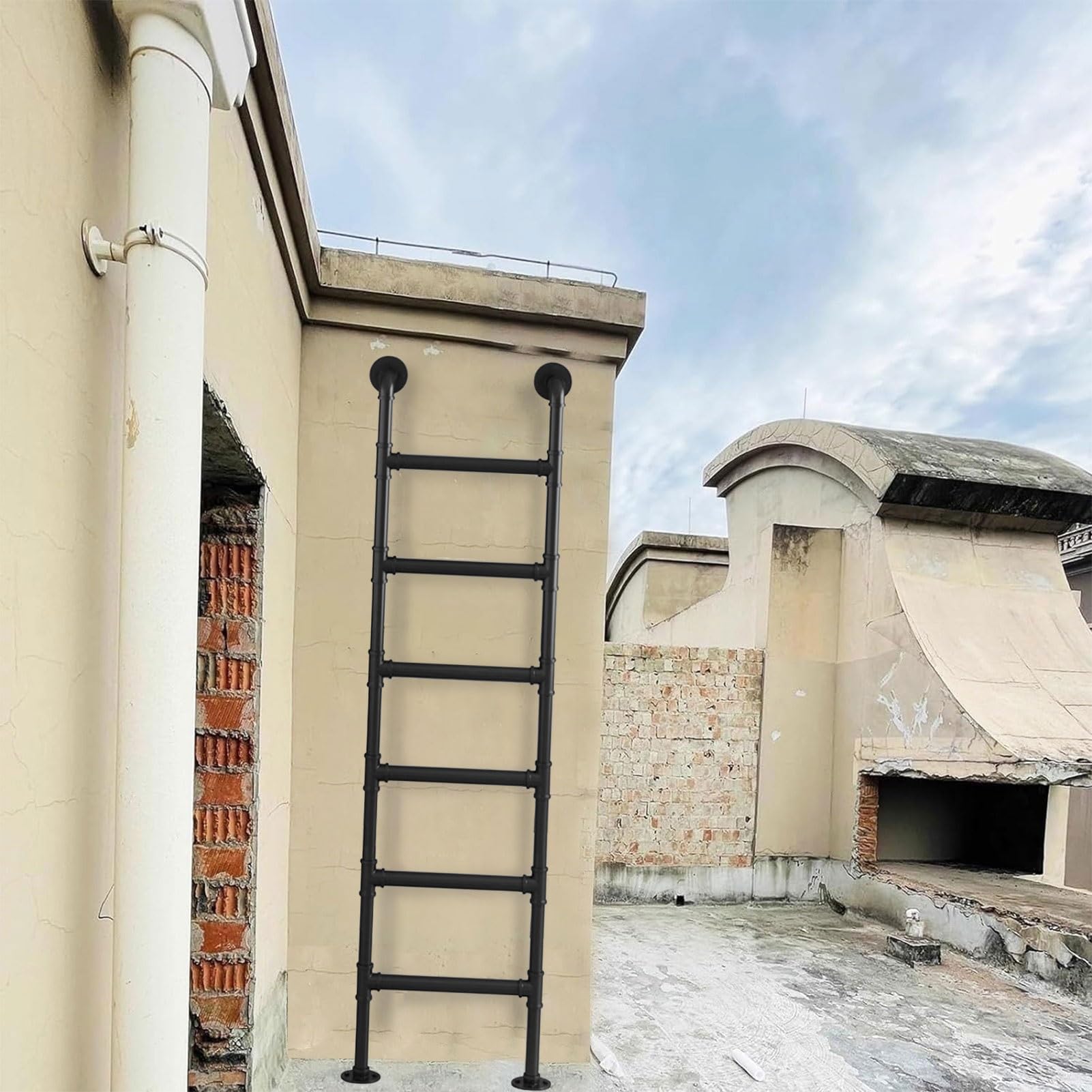 Escalera de salida de emergencia metálica para evitar accidentes en ventanas y lofts altos