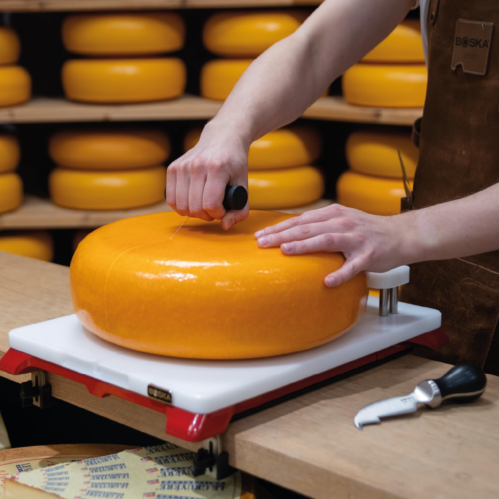 BOSKA Cheese-O-Matic Red – Premium Käseschneidemachine - Professionelle Käsewerkzeuge - Für Hartkäse wie Gouda und Cheddar - Käseschneider mit Draht - Kompakt - Ersatzdrähte - Rutschfest