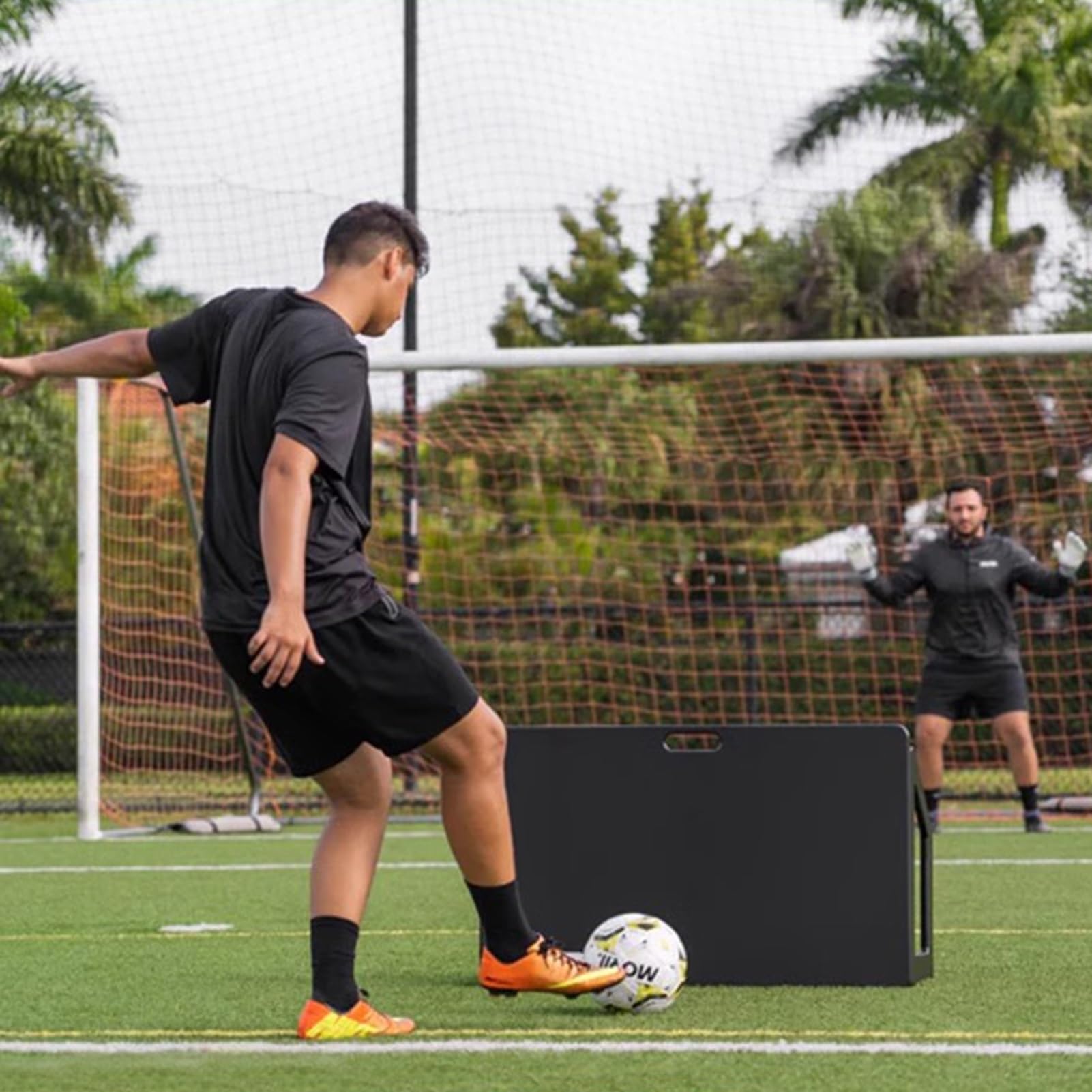 Tavola rimbalzante da calcio per allenamento di passaggio e tiro, grande parete di allenamento per calcio nera/tavola rimbalzante da calcio a doppio angolo, resistente agli urti, per uso in palestra