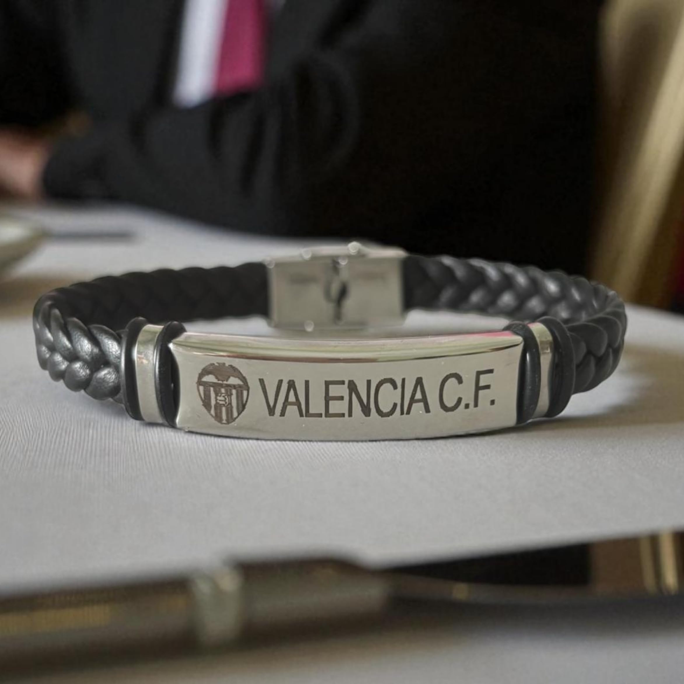 Genérico Pulsera ajustable en acero y cuero - Escudo VALENCIA C.F. - Presentada en caja para regalo - Regalo para hombre o mujer