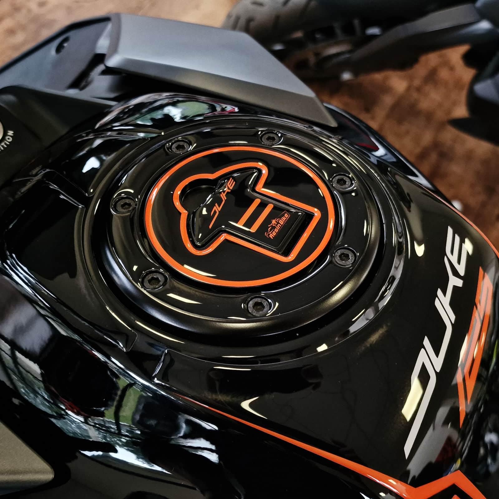 Resin Bike Motorbike 3D Stickers Compatible with KTM Duke 125 200/250/390 2021-2023. Bike Tank Cap Protection from Impact and Scratches. Sticker 3D Resin Gadget Moto