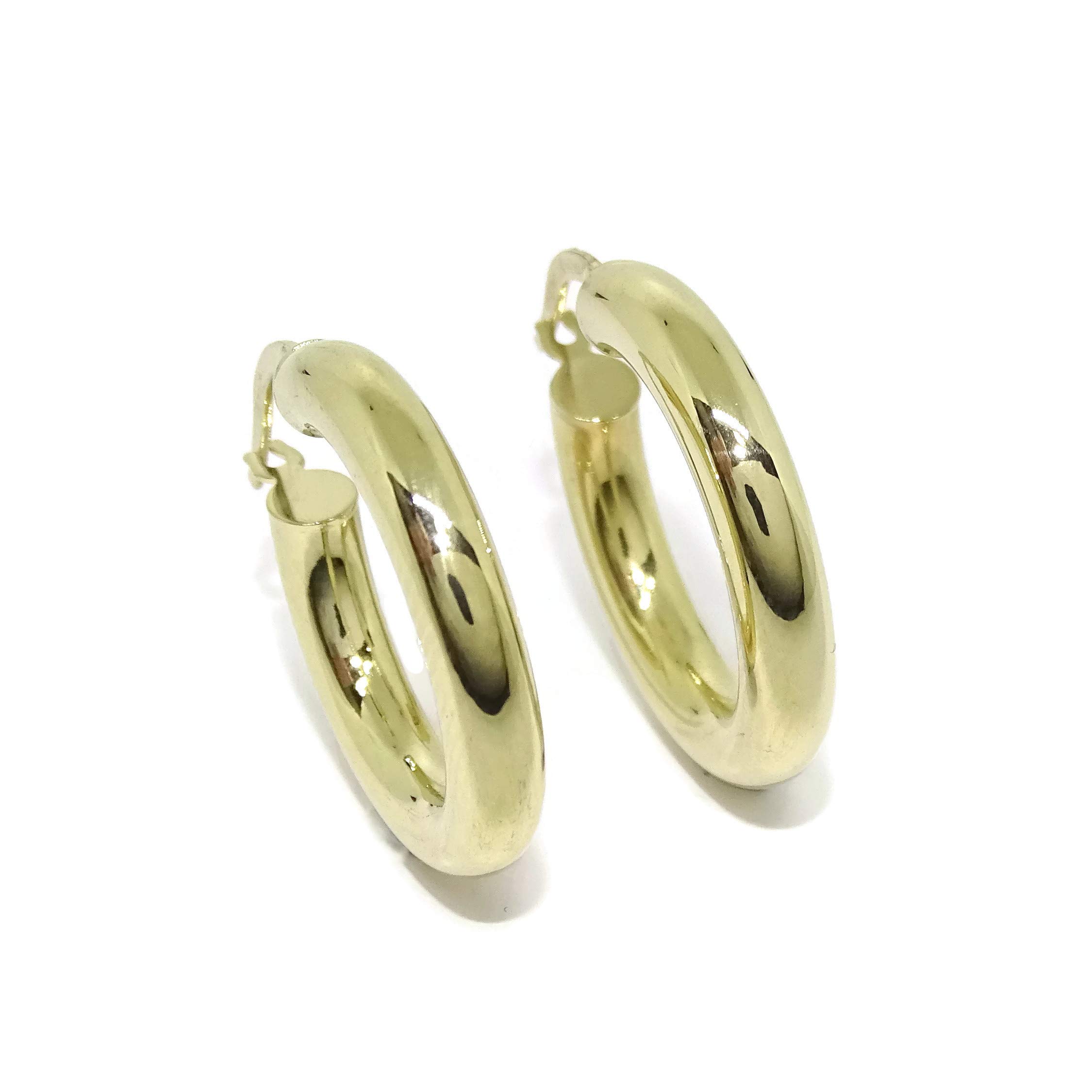 Pendientes aros de tubo ancho de 4mm y 2.30cm de diámetro exterior. Peso; 3.10gr de oro de 18k.