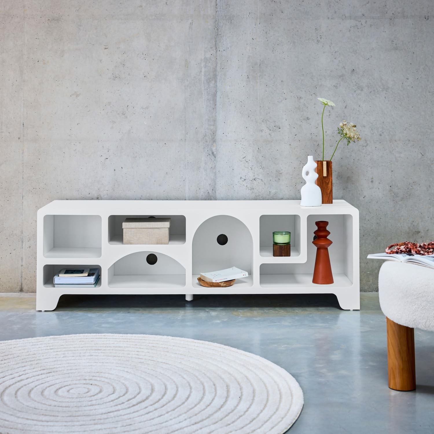 Alice's Garden sweeek - Meuble TV Organique Effet Bois Blanc 160cm avec Plusieurs niches 7 Compartiments de Rangement L160cm