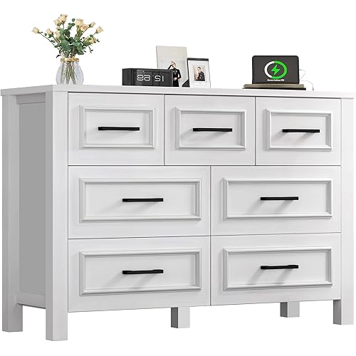 YITAHOME 7 Drawer Dresser with Built-in Power Outlet, Wood Dresser TV Stand with Large Drawers and Bar Handles, White Chest of Drawers for Living Room, Entryway