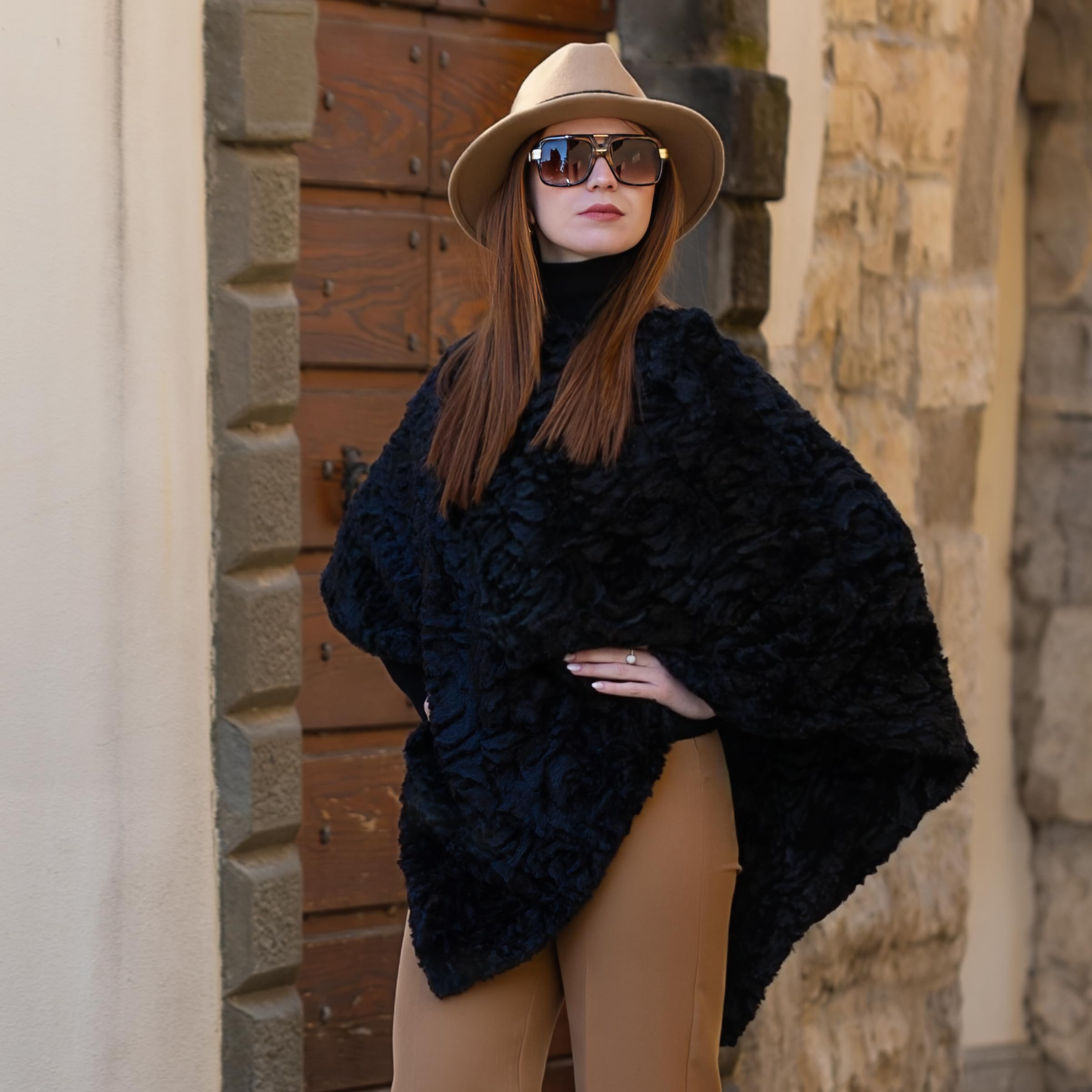 Poncho Donna Invernale colorata, Mantella Elegante per cerimonia, Scialle Coprispalle, Stola per l'inverno in pelliccia sintetica