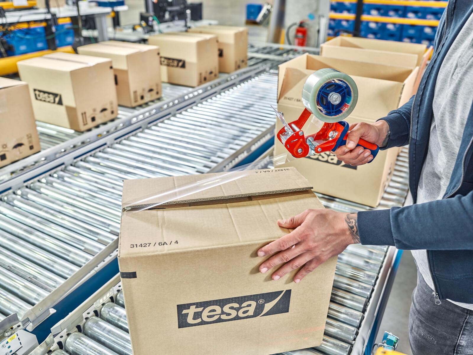 tesa Taśma klejąca PET – taśma pakowa z mocnym trzymaniem – odporna na rozerwanie taśma klejąca do lekkich i średnio ciężkich opakowań – taśma do pakowania na bardzo długiej rolce – przezroczysta – 6