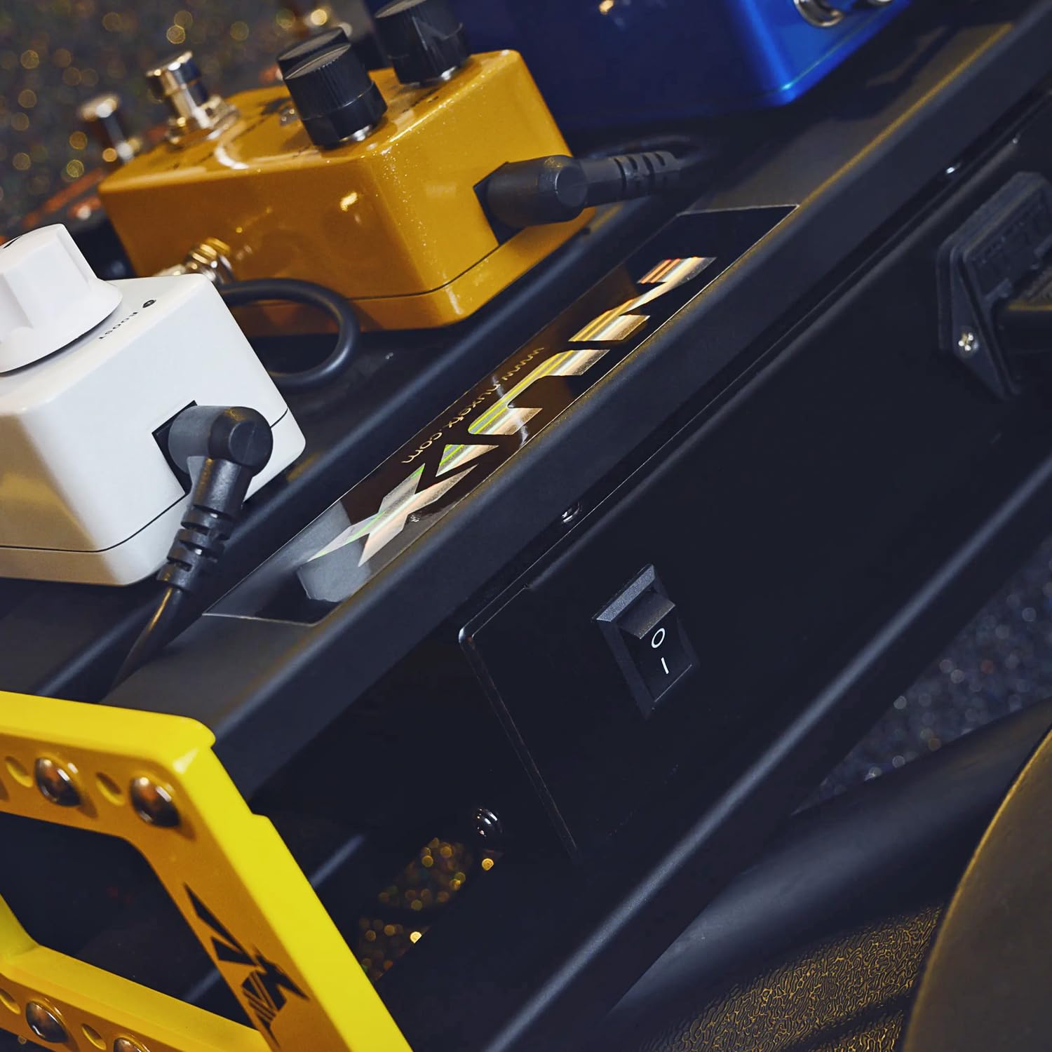 Nux NPB-M Bumblebee dwustopniowy pedał do urządzeń efektowych + 2 x kabel krosowy Keepdrum