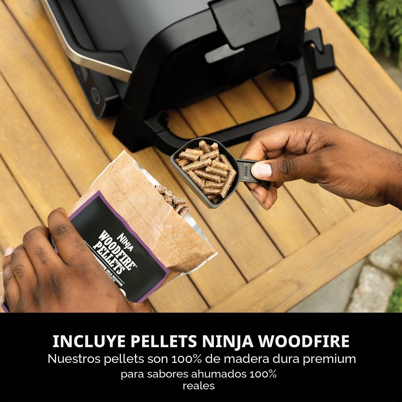 Ninja OG701UK Woodfire Electric BBQ Grill & Smoker, 7-en-1 Parrilla al aire libre y freidora de aire, asado, hornear, deshidratados, uso Woodfire Pellets, Resistente a la intemperie, Antiadherente,