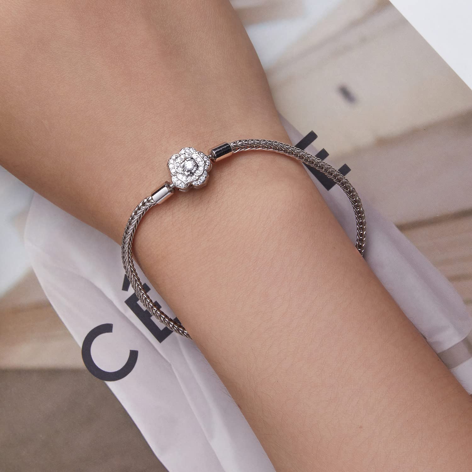Jewelry Moments Pulsera con dije de cadena de serpiente y cierre de corazón brillante con circonitas cúbicas en plata de ley