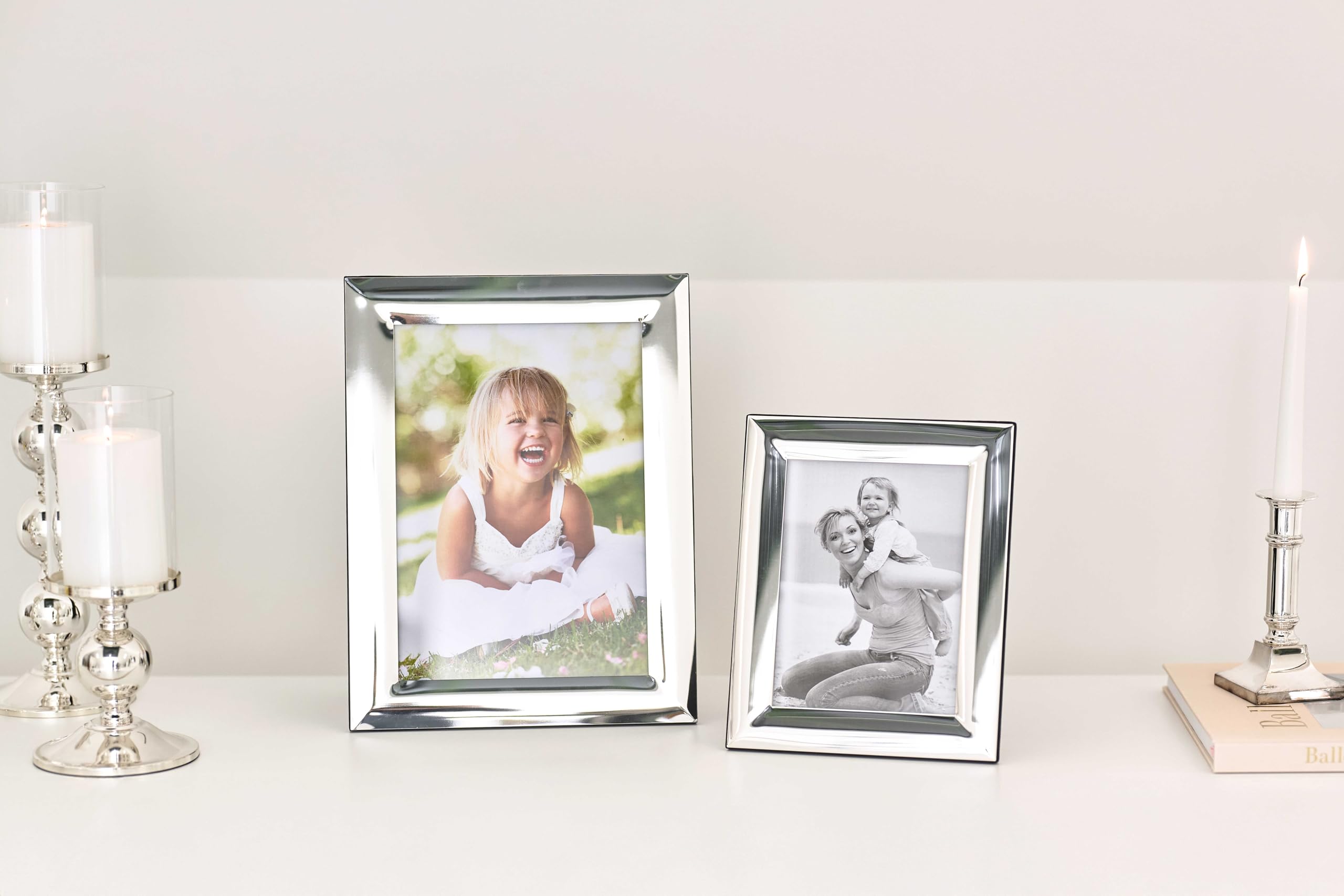 EDZARD Bilderrahmen Gela (DIN A4 21x29,7 cm) versilbert anlaufgeschützt | Silberrahmen für Fotos DIN A4 21x29,7 cm, Samtrücken, 2 Aufhänger, zum Stellen und Hängen, Fotorahmen, Geschenk Hochzeit
