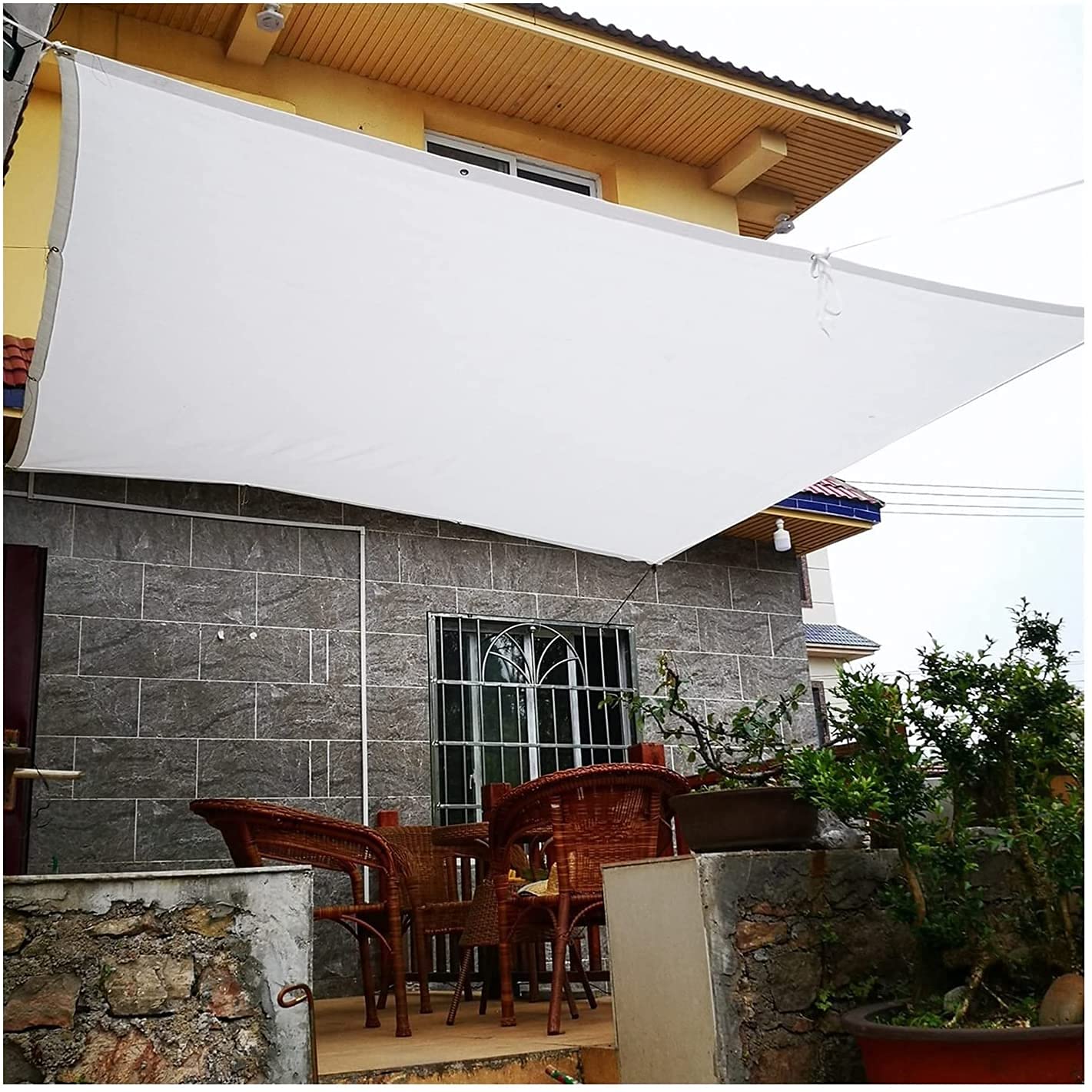 Auvent brise-vue blanc pour stopper le vis-à-vis du balcon et le soleil