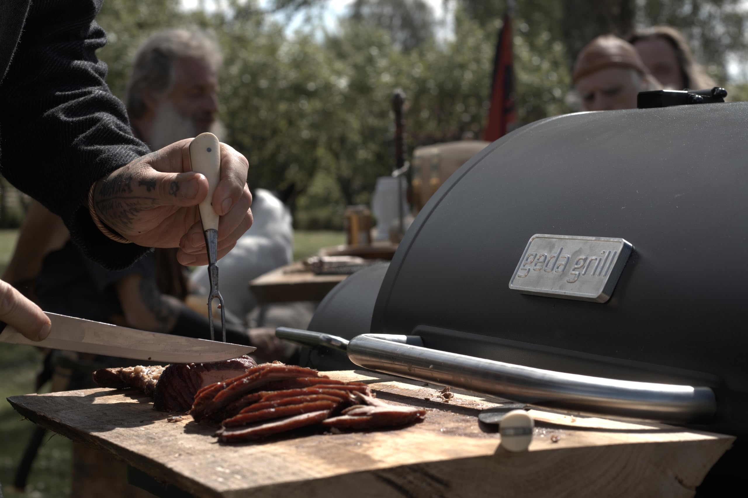 GEDA Grill Pelletsmoker 'Odin' 80°C - 265°C, Pelletgrill mit Direkt Feuer, Räucherofen inkl. Fleischsonde, ausklappbare Ablage, Smoker elektrisch ('ODIN 65', Controller Plus mit Wlan + Abdeckhaube)