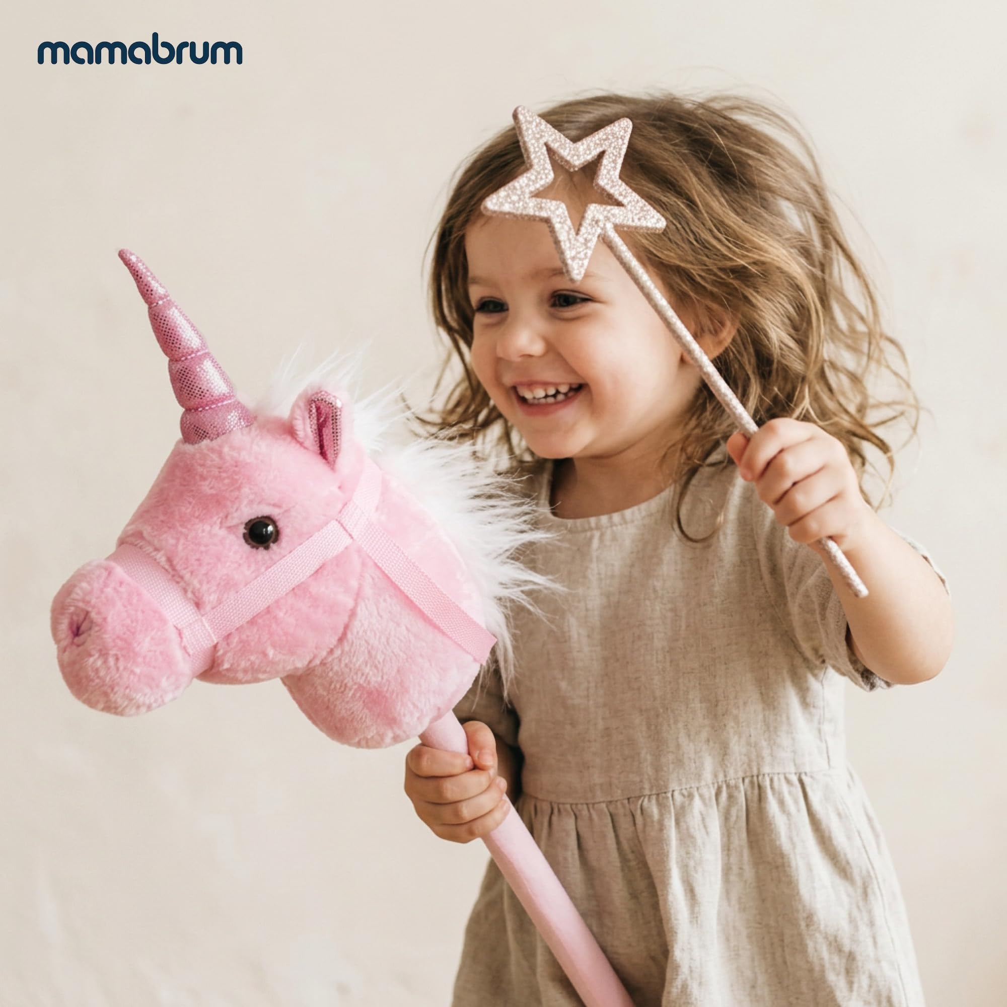mamabrum Hobby Horse Einhorn Rosa Steckenpferd Kinder 80 cm | Magisches Einhorn mit Glitzerhorn, weichem Plüschkopf und festen Zügeln für fantasievolle Bewegungsspiele.