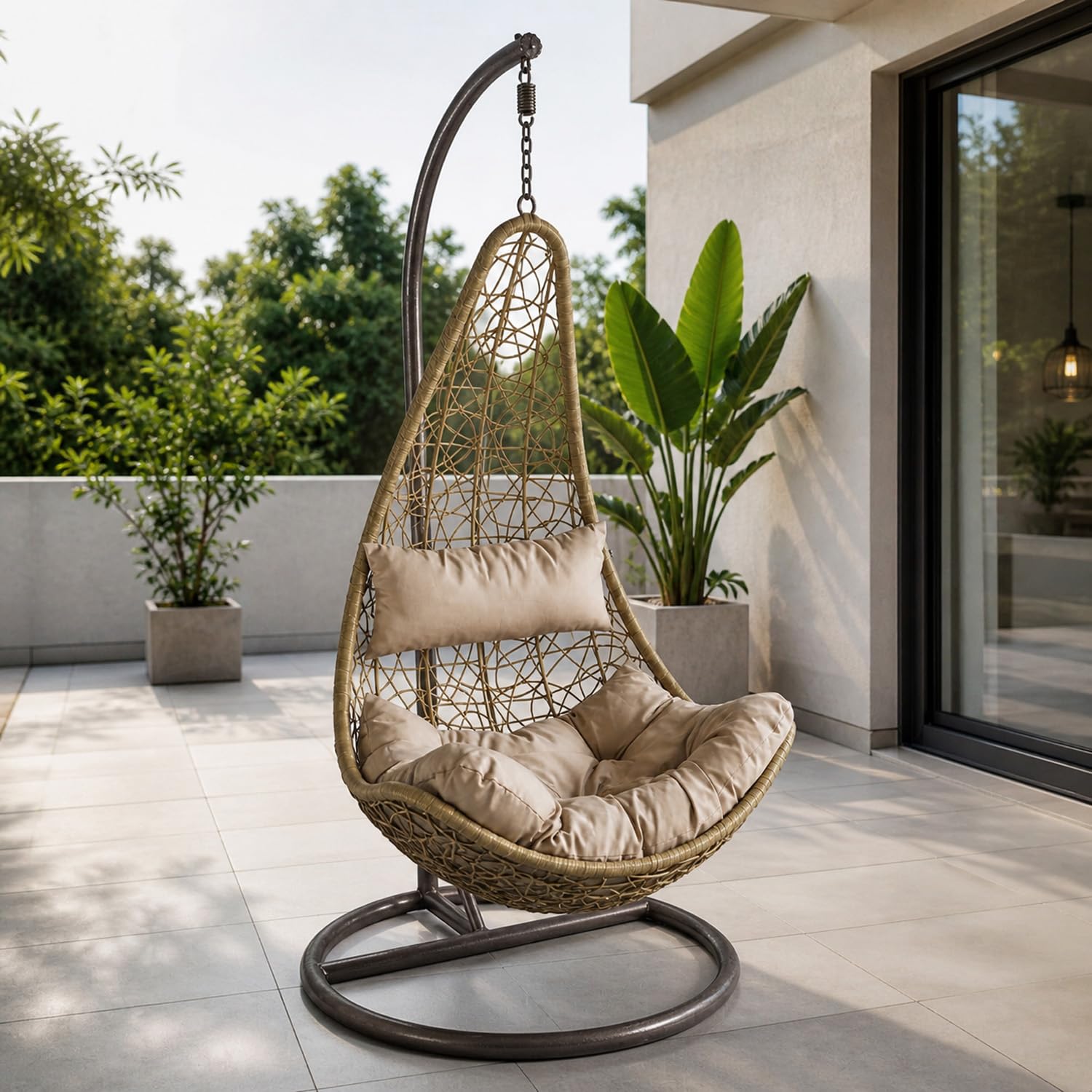 Poltrona Sospesa Da Esterno Per Giardino Con Struttura Autoportante In Metallo Seduta In Polyrattan E Cuscino Con Poggiatesta Arredo Outdoor Terrazza Balcone E Veranda 105 x 195 Cm Beige