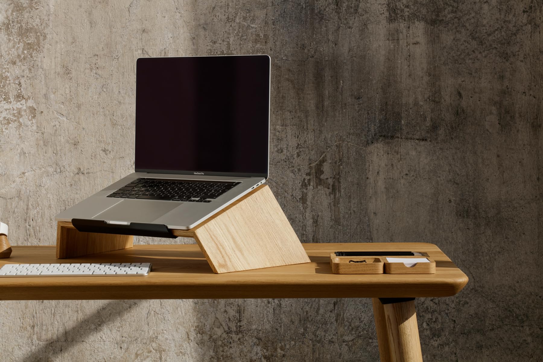 Oakywood Soporte para portátil - Hecho a Mano - Soporte de Madera Natural, Compatible con MacBook y portátiles de 15-16" - Soporte para portátil - 50x25x15cm - Roble