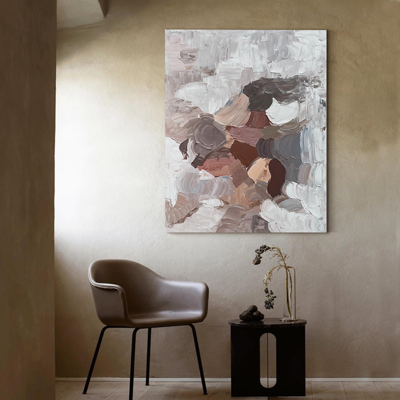 Peinture Wabi-Sabi pour réveiller un mur de salon blanc et sans relief