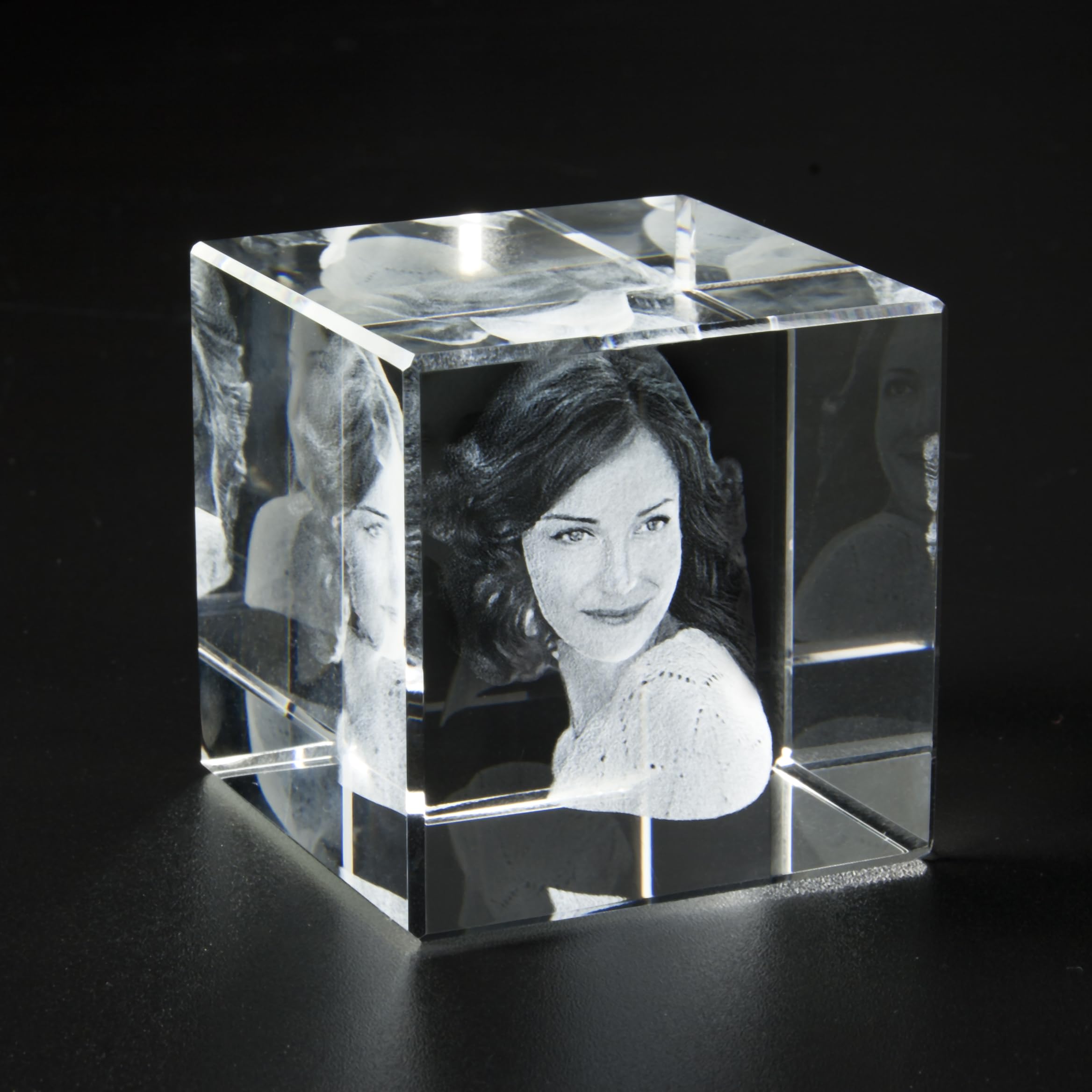 contento | 3D Kristall Würfel | Dein Foto Portrait in Glas graviert | 1-2 Personen/Tiere |3D Kristallfoto als Geschenk zum Geburtstag, Weihnachten, Hochzeit, inkl. Leuchtsockel | Größe M (6x6x6cm)