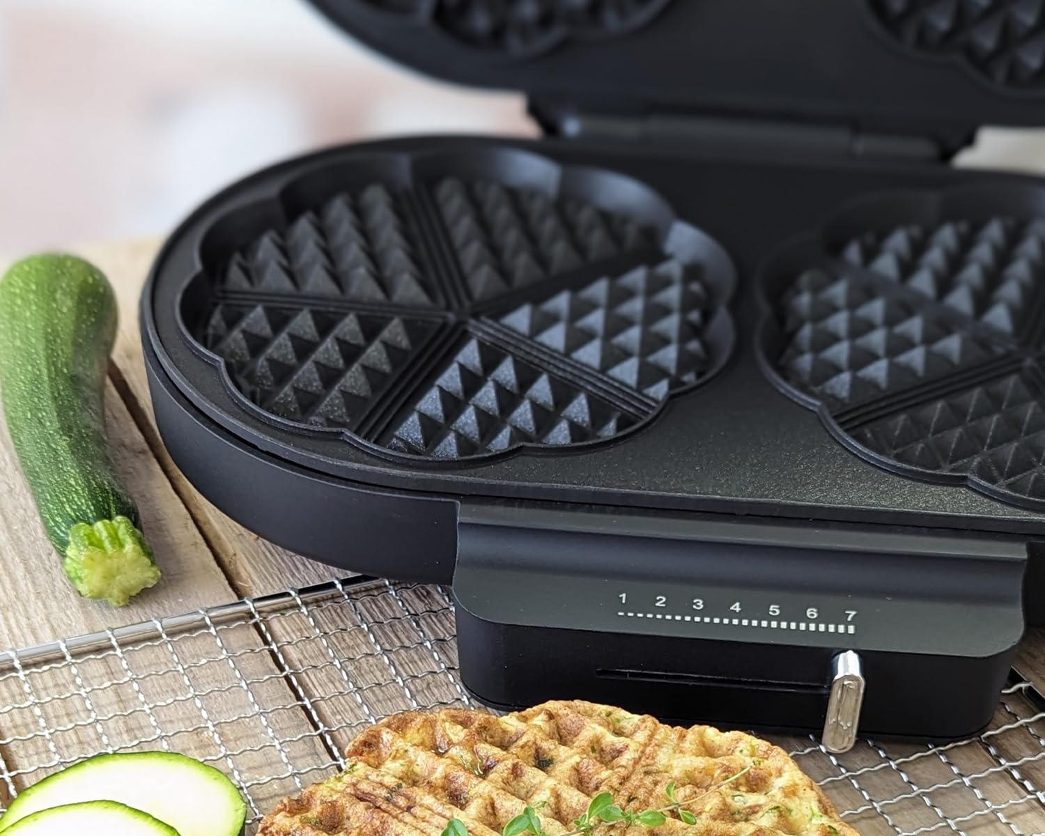 ROMMELSBACHER Waffel Automat WA 1250, für 2 Herzwaffeln, je 16 cm, Ø Antihaftbeschichtung, Backampel, stufenlos regelbar, 1250 Watt, schwarz/silber