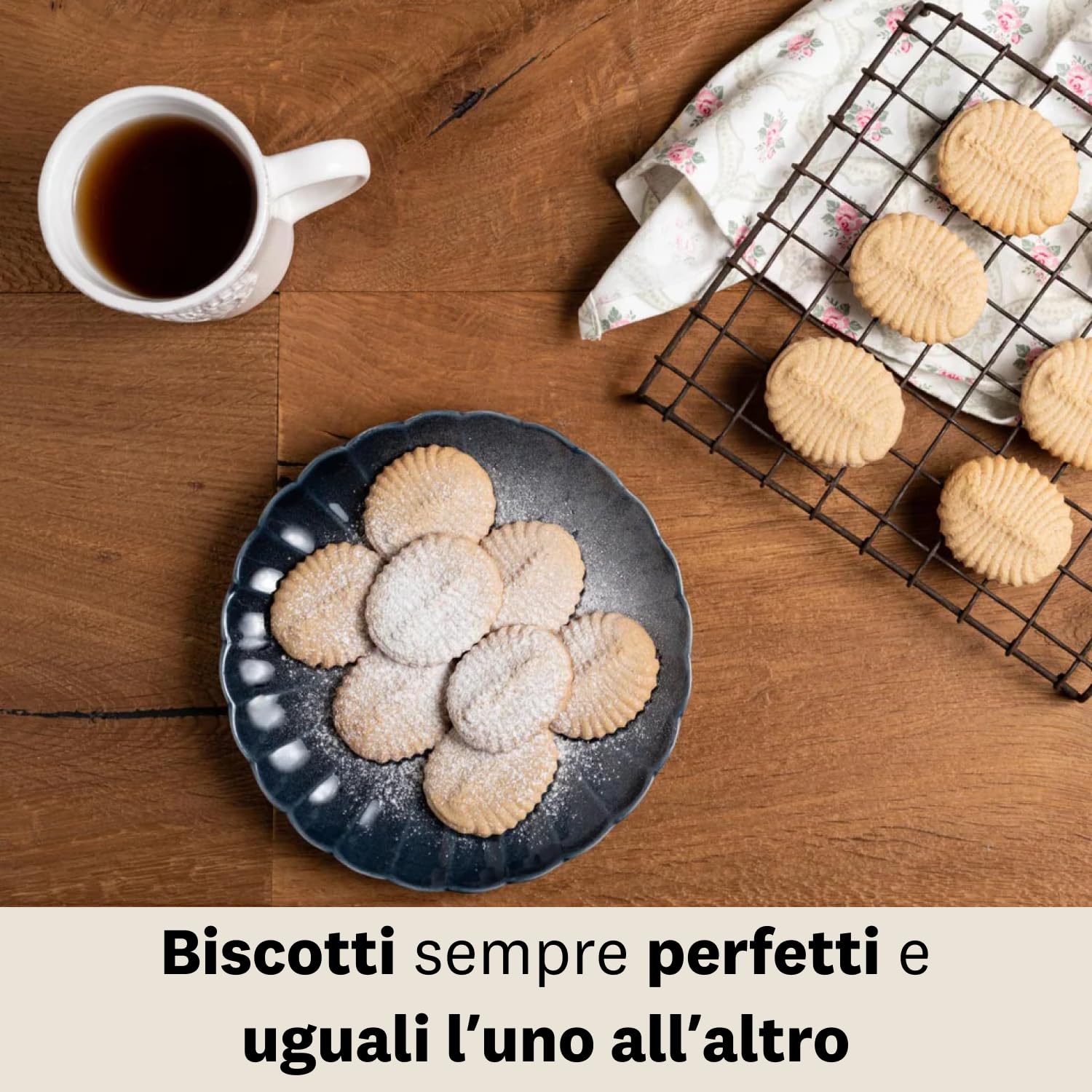 MARCATO Sparabiscotti, Macchina per Biscotti Biscuits Rossa, Alluminio Anodizzato, 20 Forme Incluse, 2 Dimensioni Possibili, 25x10x5 cm, Facile da Usare e Pulire, Linea Design, BI-DES-RSO