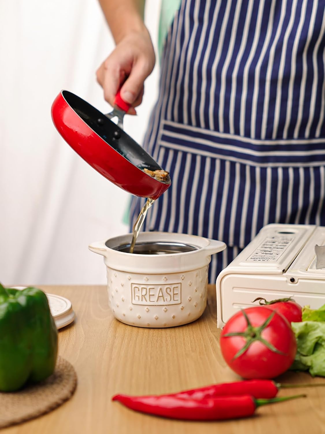 GDCZ Ceramic Bacon Grease Container with Strainer (White) | 18oz Generous Capacity,Fine Mesh Stainless Steel Strainer,Embossed Design,Lid with Easy Grip Handle